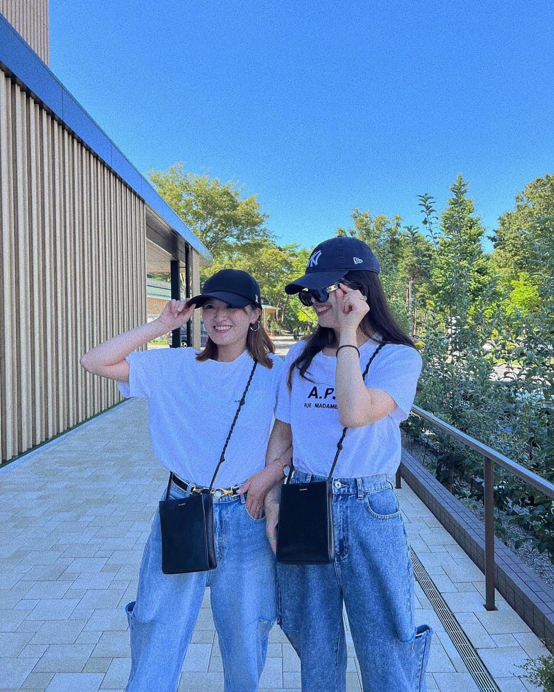 のインスタグラム：「〻𝕤𝕦𝕞𝕞𝕖𝕣〻  かわいいかわいい妹❤︎ @mo_jimo_ji  がお家に泊まりに来てくれたよー❤︎  花火して、プール行ってカフェ行って♡ こどもたち仲良しでかわいかった❤︎  楽しい日々はあっという間…🎆🏖️  𝕔𝕠𝕣𝕕𝕚𝕟𝕒𝕥𝕖 似たようなアイテム持ってたから #双子コーデ  ❤︎❤︎  👕#apc 🛍️#jilsander  👖#しまむら ＊ ＊ #夏コーデ#しまむらコーデ  #夏休み#夏休みの思い出  #ママコーデ#アラフォーコーデ #大人カジュアル #カジュアルコーデ　 #リンクコーデ#プールコーデ」
