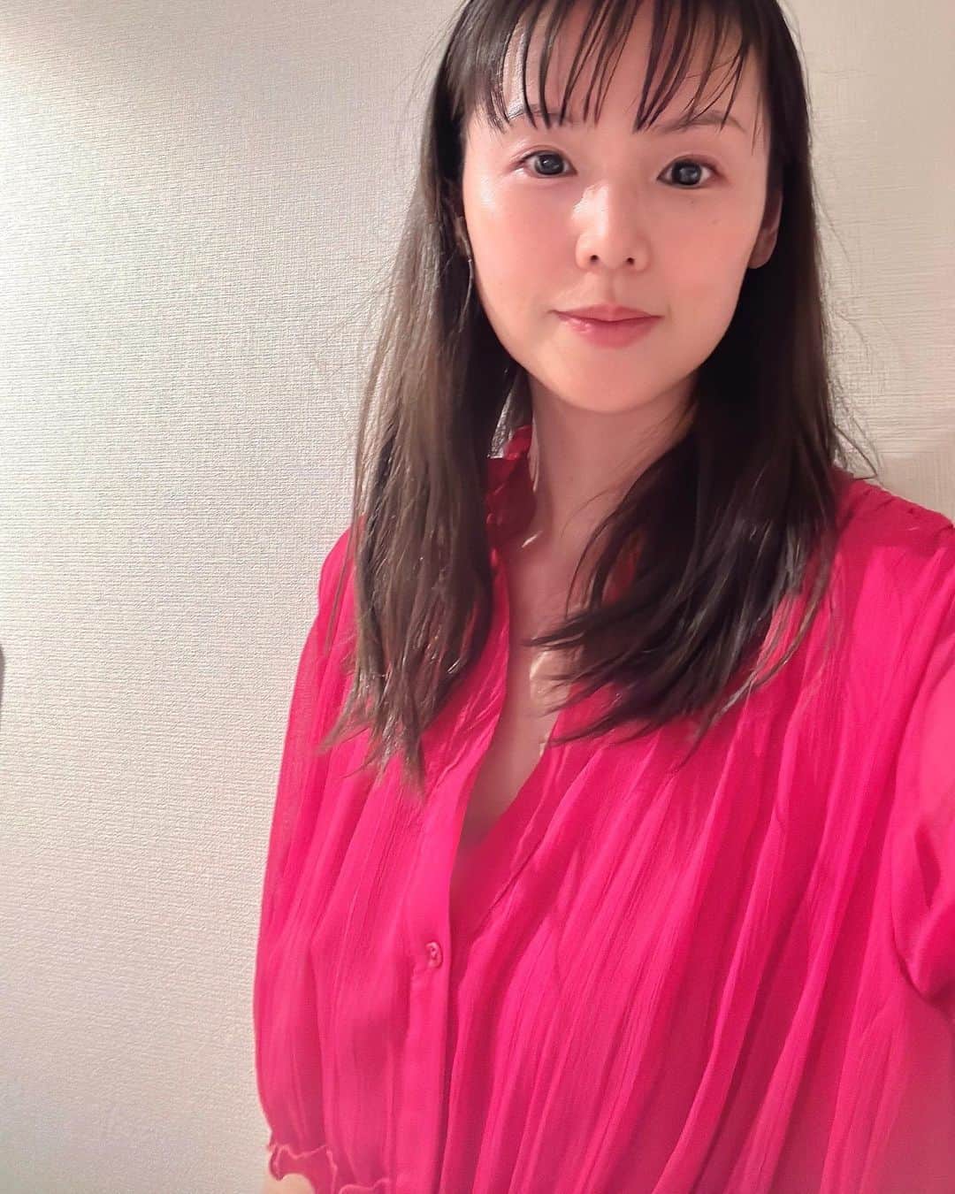 のインスタグラム：「久しぶりにこの色のワンピースを着て出かけましたが、 暑すぎて外で撮るのを忘れて帰ってきました。  一応、マキシ丈のワンピースです。 いつか全身で撮りますね。  頭は暑さでもしゃもしゃです😅  皆さん、今夜も熱中症にお気をつけて🌟  #ワンピース #夏 #summer」