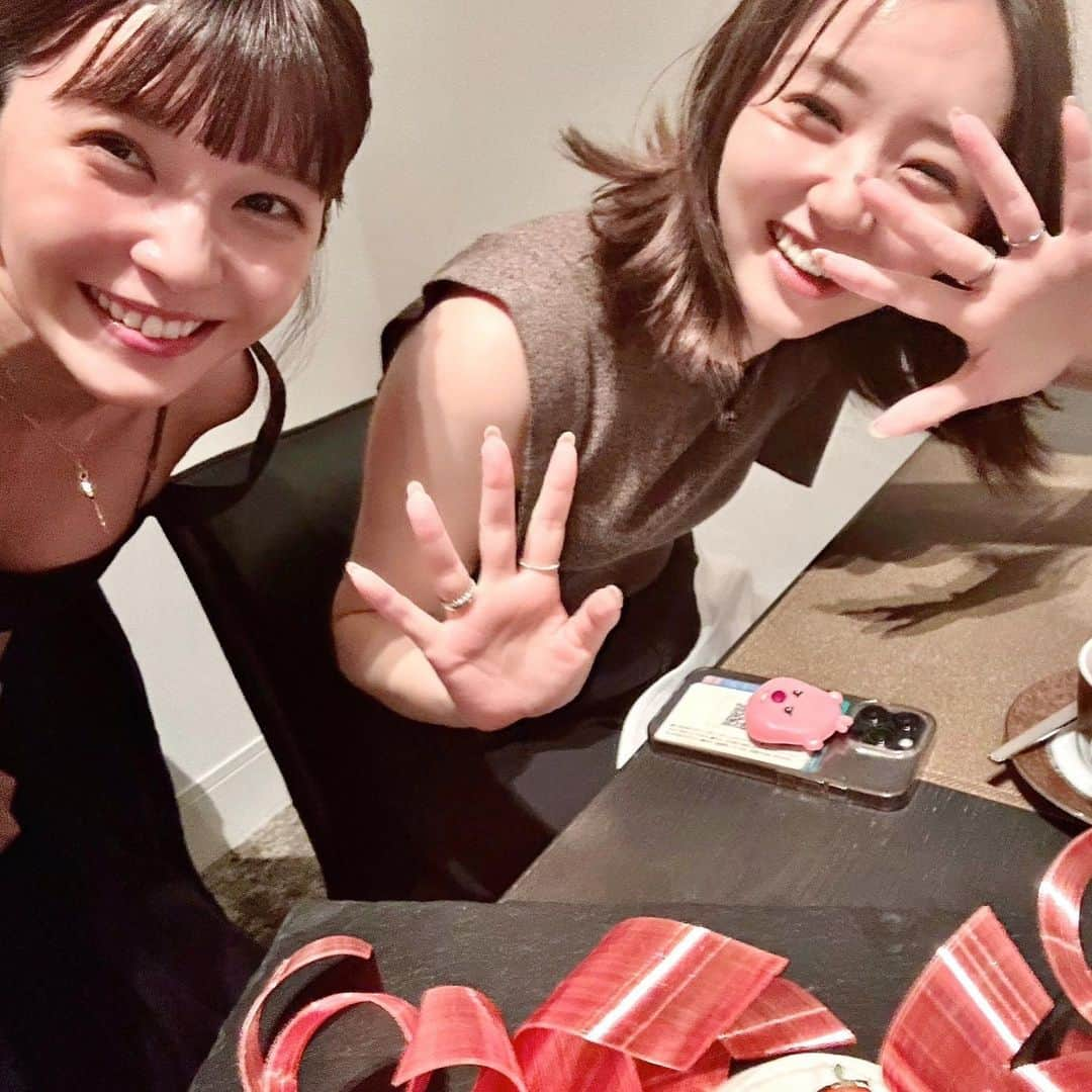 江野沢愛美さんのインスタグラム写真 - (江野沢愛美Instagram)「先日宇野さんが美味しいディナーに連れてってくれて 結婚のお祝いまでしていただきました🥂！！  とっても素敵で楽しいレストランで2人でテンション上がって笑ったなぁ。  いつもハッピーで優しい宇野さん♡  喋りすぎていつもあっという間のこの時間が大好きです☺︎  #プレゼントののしで2人で大爆笑 #まなみんが笑うかなぁと思っての一言が優しい」8月12日 19時20分 - enosawa_manami