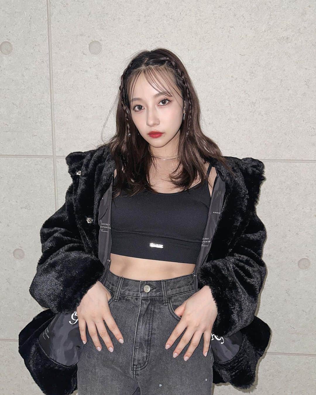 村瀬紗英のインスタグラム：「#dailylook みんな連休しっかり休めてますか^_^ 私は少しだけ大阪に帰ってきています🐯❤️  今年もファーパーカー作りました〜🫶🏽 今回は裏地にデザインがしてあるシンプルなデザイン(: ファーパーカーだけど重くなくて ボリューム感もいい感じ🎶 柔らかくて気持ちいいファーを使用してます！ WH/BL/BK unisexファーパーカー 11/3  ハイウエストのストレートデニム パンツはストレートが好きなのでデニムで作りました^ ^ ビジューやパールが散りばめられた 季節を問わない、1年通して着れるデニムです‼︎ ビジューストレートデニム (オーダー中) #ANDGEEBEE #2023 #AW #Collection #🦊」