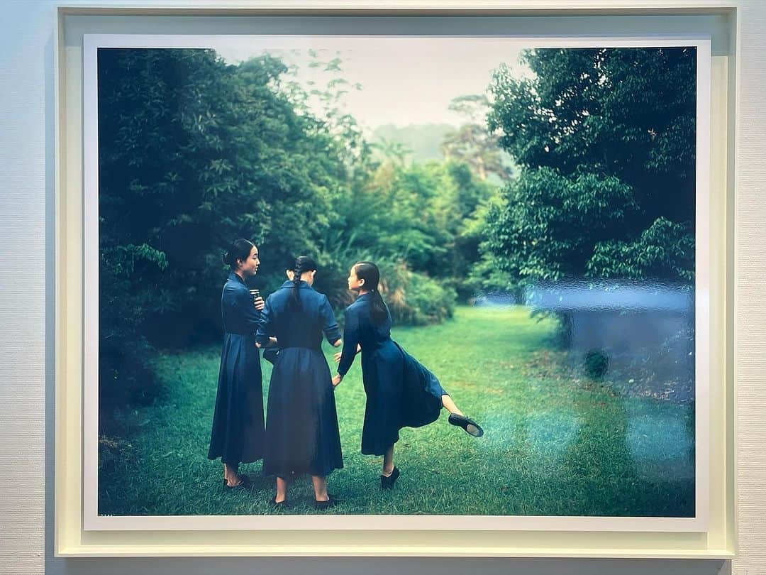 皆川明のインスタグラム：「上田義彦さんの写真展 『いつでも夢を』 代官山ギャラリーON THE HILL  主にサントリー烏龍茶での撮影から 本当に沢山の作品が展示されていて 今回はエディションなしでプリントしてもらえるものがほとんどです。  昨日は1000人以上の来場とのこと。実際のCMを観ていないかもしれない若い人たちも沢山訪れてその世界をうれしそうに観ていました。その場の空気がとても幸福感に包まれていてそのことに感動しました。  会期は明日までなので東京にいらっしゃりご都合つけば是非ご覧いただきたい写真展です。」