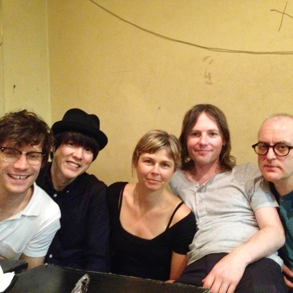 のインスタグラム：「今週月曜日にSpotifyのポッドキャスト番組『BLUE BOYS CLUB RADIO』の最新回をアップしました！毎回僕らの好きな音楽の中からテーマを決めてトークと選曲をしています。今回のテーマ『グラスゴー』です✨❄️パステルズやBMXバンディッツ、プライマルやティーンエイジ等を始め、70's末のオレンジジュース辺りから90'sのベルセバ、00'sのフランツ辺りまでの話を思い入れたっぷりにトークしました！プレイリストもぜひ聴いて下さい✨KINKちゃんの最高です！！感想などぜひお聞かせ下さい🌈  と言う事でグラスゴーな写真を！1枚目は10年位前にヴァセリンズが来日した時。ベルセバのボビーと1990'sのマイケルがサポートメンバー！2,3枚目のスティーヴンとアギーとの写真は確か99年にグラスゴーで✨ぜひお聴き下さい🍀🍀」