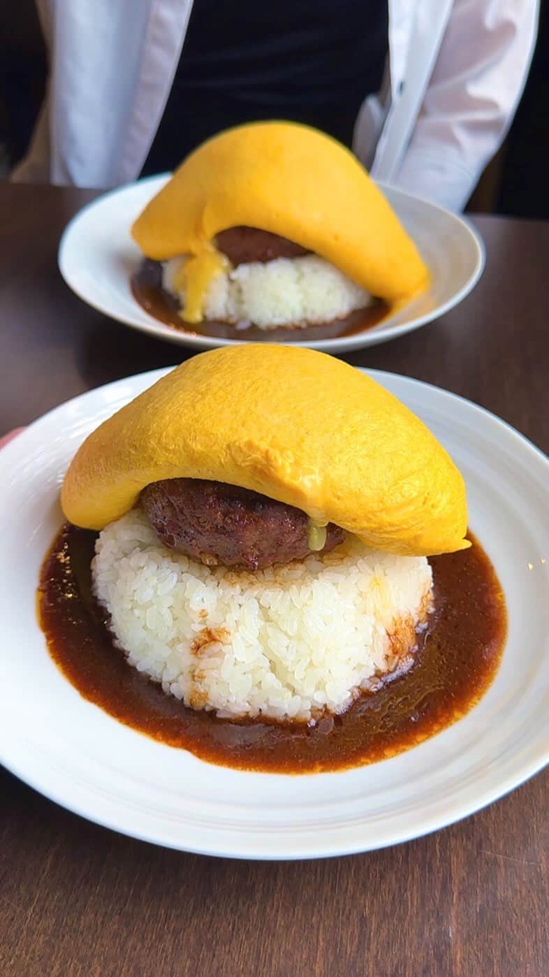 ゆうとグルメのインスタグラム：「🍳ふわとろ半熟のチーズハンバーグオムライス🍳 ㅤㅤㅤㅤㅤㅤㅤㅤㅤㅤㅤㅤㅤ 福岡にある馳走おがたさん(@chisou.ogata)の 「ハンバーグオムライス」1500円 「チーズトッピング」200円 ㅤㅤㅤㅤㅤㅤㅤㅤㅤㅤㅤㅤㅤ 久留米駅から徒歩12分ほどのところにある馳走おがたさんは、うなぎとふわとろオムライスが名物の料理屋！ ㅤㅤㅤㅤㅤㅤㅤㅤㅤㅤㅤㅤㅤ 今回はハンバーグオムライスを注文🍳🍖 ㅤㅤㅤㅤㅤㅤㅤㅤㅤㅤㅤㅤㅤ かなり大きめなハンバーグを半熟オムレツとご飯でサンドして作るボリューム満点の特製ハンバーグオムライス！ ㅤㅤㅤㅤㅤㅤㅤㅤㅤㅤㅤㅤㅤ 上にのったオムレツはナイフを軽く入れると卵が溢れだすくらいの半熟ふわとろ加減で、肉肉しいハンバーグ&濃厚デミグラスソースと相性ばっちりな組み合わせ🤤🤤 ㅤㅤㅤㅤㅤㅤㅤㅤㅤㅤㅤㅤㅤ お味噌汁やポテトサラダやお漬物などの小皿もついてこのボリュームで1500円はかなりコスパも良いと思う！ ㅤㅤㅤㅤㅤㅤㅤㅤㅤㅤㅤㅤㅤ 最近似たようなハンバーグオムライスいろんなお店で食べてるけど間に挟まれてる大きなハンバーグのおいしさはここが今のところ1番だったかも！ ㅤㅤㅤㅤㅤㅤㅤㅤㅤㅤㅤㅤㅤ 福岡中心部からは少し外れたところにあるお店だけどほんとおいしかったから機会があればぜひ行ってみてほしい🚅🛩 ㅤㅤㅤㅤㅤㅤㅤㅤㅤㅤㅤㅤㅤ おすすめ！！ ㅤㅤㅤㅤㅤㅤㅤㅤㅤㅤㅤㅤㅤ —————————————— 📍福岡県久留米市篠山町256 ⏰11:30〜14:30 17:30〜21:00(日曜14時close) 🛌月曜定休 🚃久留米駅から徒歩12分 —————————————— #福岡グルメ #福岡カフェ #久留米グルメ #久留米ランチ #馳走おがた #オムライス #ハンバーグ #fukuoka #japan   #福岡ランチ #博多グルメ #福岡観光 #福岡旅行 #福岡 #久留米 #カフェ巡り #カフェ好きな人と繋がりたい #ごはん記録 #おいしい #japantravel #japantrip #instafood #egg」