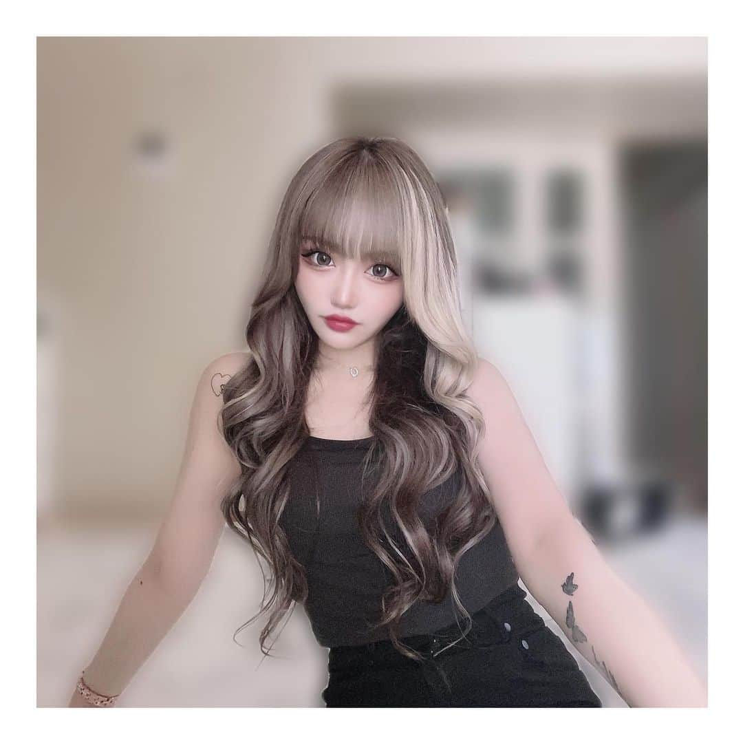 りせりのインスタグラム：「🤍 New Hair Color 🖤 ⁡ ⁡ ⁡ 今回も超可愛くしてくれてありがとうございます😳 ⁡ むちゃくちゃな注文したのにまじやりたかったとおり可愛くなって最高に幸せです🥺💫 ⁡ 暗めやけど、派手になるように拘った🐺！ ⁡ ⁡ ⁡ #new #hair #可愛い @rsr_0717  #new #hair #可愛い #カラー #ギャル #お洒落 #こだわり #オーダー #オリーブグレージュ #ツートン #ファッション #おすすめ #大阪 #cute #color #olive #glay #fashion #osaka #instagram #instagood」