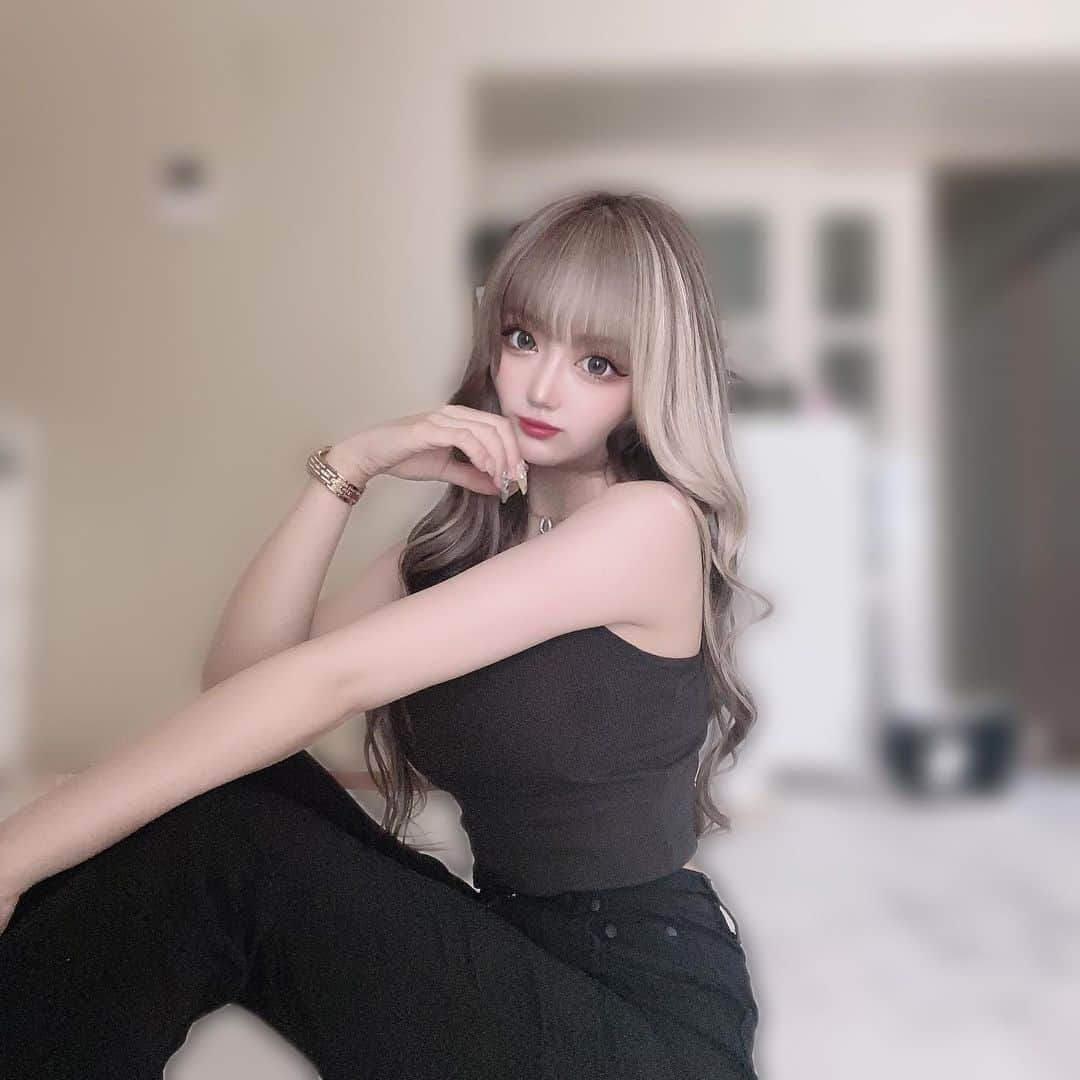 りせりさんのインスタグラム写真 - (りせりInstagram)「🤍 New Hair Color 🖤 ⁡ ⁡ ⁡ 今回も超可愛くしてくれてありがとうございます😳 ⁡ むちゃくちゃな注文したのにまじやりたかったとおり可愛くなって最高に幸せです🥺💫 ⁡ 暗めやけど、派手になるように拘った🐺！ ⁡ ⁡ ⁡ #new #hair #可愛い @rsr_0717  #new #hair #可愛い #カラー #ギャル #お洒落 #こだわり #オーダー #オリーブグレージュ #ツートン #ファッション #おすすめ #大阪 #cute #color #olive #glay #fashion #osaka #instagram #instagood」8月12日 19時26分 - rsr_0717