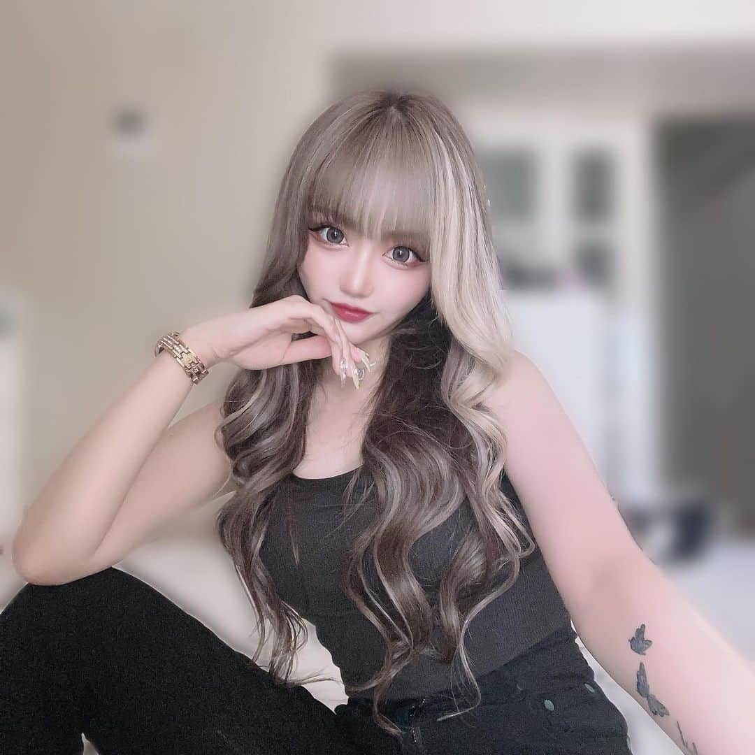 りせりさんのインスタグラム写真 - (りせりInstagram)「🤍 New Hair Color 🖤 ⁡ ⁡ ⁡ 今回も超可愛くしてくれてありがとうございます😳 ⁡ むちゃくちゃな注文したのにまじやりたかったとおり可愛くなって最高に幸せです🥺💫 ⁡ 暗めやけど、派手になるように拘った🐺！ ⁡ ⁡ ⁡ #new #hair #可愛い @rsr_0717  #new #hair #可愛い #カラー #ギャル #お洒落 #こだわり #オーダー #オリーブグレージュ #ツートン #ファッション #おすすめ #大阪 #cute #color #olive #glay #fashion #osaka #instagram #instagood」8月12日 19時26分 - rsr_0717