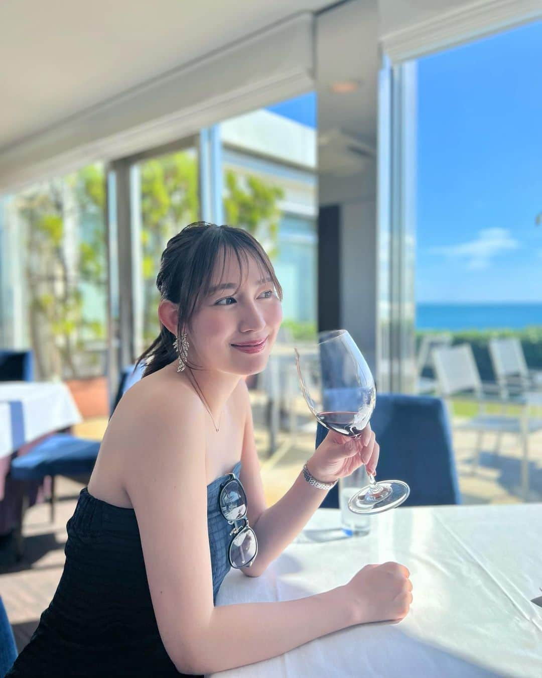 下田奈奈さんのインスタグラム写真 - (下田奈奈Instagram)「🍽️🌴🥂  3連休初日は実家の湘南に帰省🚃  プチ観光で逗子マリーナにある海が見えるレストラン リストランテAOでランチもしてきました🍴  お天気が良くてヤシの木と海が 綺麗で最高なロケーションでした🏝️  葉山のお肉を使ったコースもとても美味しかった🍷  ハワイ旅行と毎日の感謝の気持ちを たまには言葉だけでなく何か形にできればと思い サプライズでランチをご馳走してみました🤭  メッセージ入りのプレートも出してもらいました🎂 このヤシの木プレート可愛すぎるっっ🌴☀️  夫も喜んでくれて良かった〜😆 いつも本当にありがとう〜〜🫶🏻  ※お酒で🧑🏻は顔が赤くなってます🐙笑  #逗子マリーナ #逗子マリーナリビエラ #逗子マリーナランチ #海が見えるレストラン #リストランテao #リストランテao逗子マリーナ #サプライズプレート #いつもありがとう #夫婦ランチ #夫婦デート #奈奈色日記」8月12日 19時26分 - shimodanana