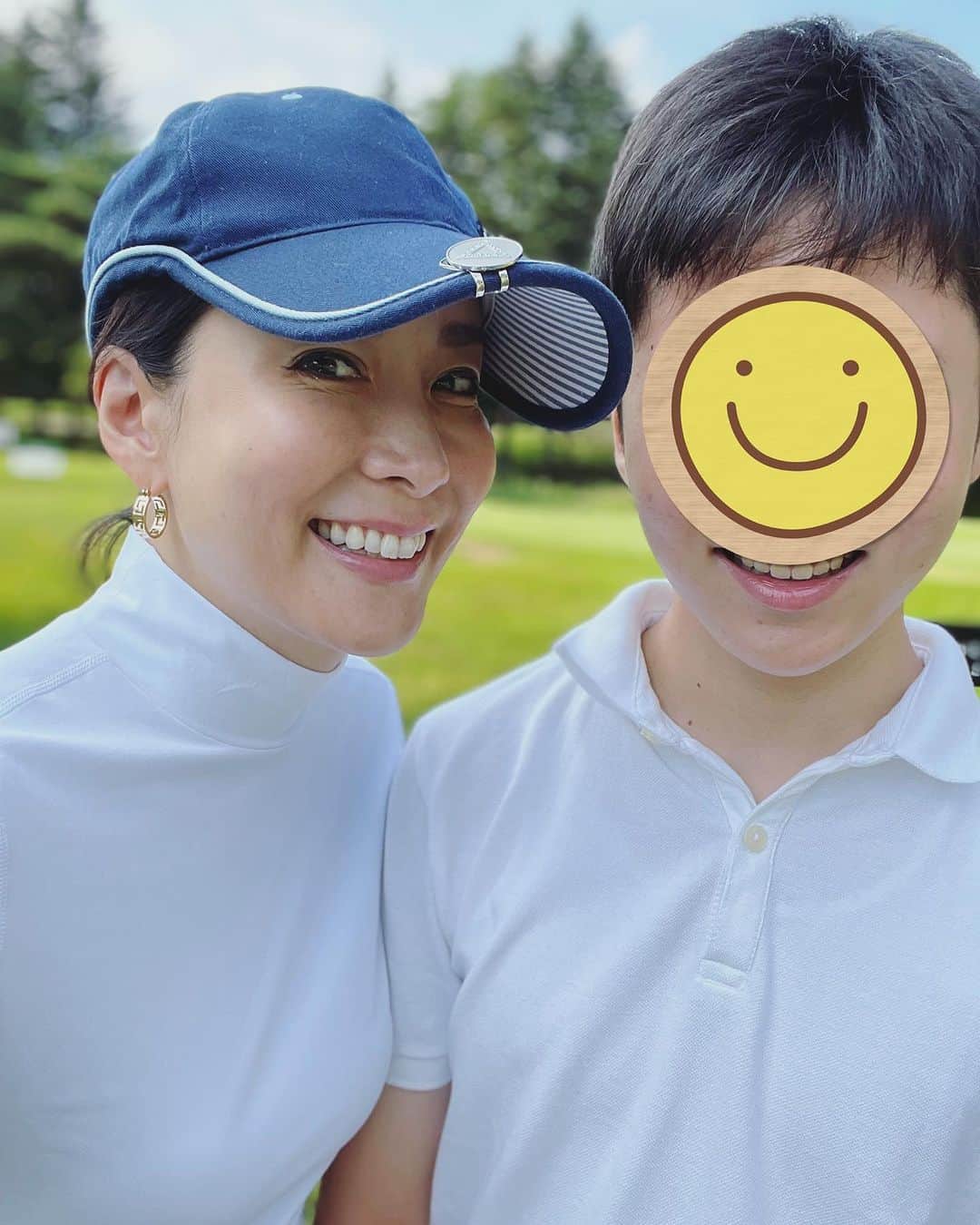 内田恭子のインスタグラム：「こんにちは。  長男とゴルフ。  すでにゴルフのスキルも抜かされてます。レッスンも最近受けてないのに、なぜ。子供は伸びる一方。私は現状維持笑。  でも、ノーストレスで一緒にラウンドできるようになるなんて、感無量。あ、私のポンコツゴルフが、長男のストレスになってたりして！  #ゴルフ  #golf  #ボーイズママ  #男子ママ  #内田恭子  #kyokouchida」
