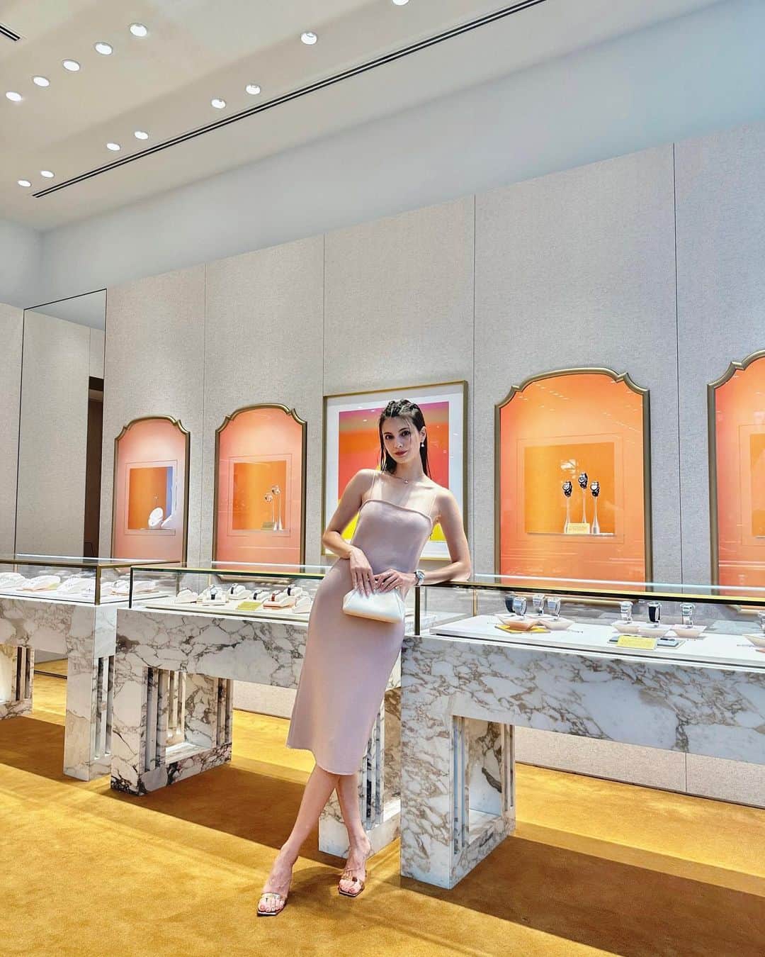 マギーのインスタグラム：「店内のカラー使いと大理石がかわいいです🌝💗。」