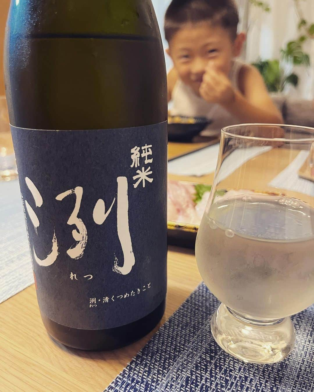 長崎峻侑さんのインスタグラム写真 - (長崎峻侑Instagram)「酒屋さんでお気に入りの日本酒を買って、スーパーで割引になっていた刺身を一瞬にしてカゴに入れ、レジへ突入。 帰宅してすぐにビールを2本空け、ハイボールをたらふく飲み、辿り着いた日本酒🍶 幸せです㊗️ #日本酒　#日本の酒　#洌　#小島総本店　#山形　#米沢　#キュンです」8月12日 19時49分 - shunsukenagasaki