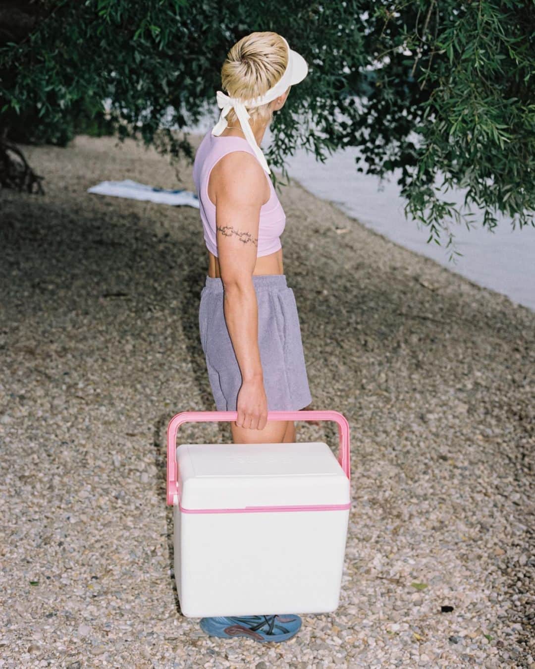 のインスタグラム：「SS 2023 collection Lichtpause  Well-tied and ready for a day at the beach. With the visor NADA you can easily grab your summer essentials and start your day right. The sun-visor can be tied as you want and it’s made out of airy Japanese linen.  Campaign by Katarina Šoškić @nekomunikata  Photo assistant Pavle Nikolić @paulnikk Styling & production by Louise Streissler @stress.ler Hair & make-up by Parnia Sarraf @parnia_sar Worn by Fran @herminehaller」