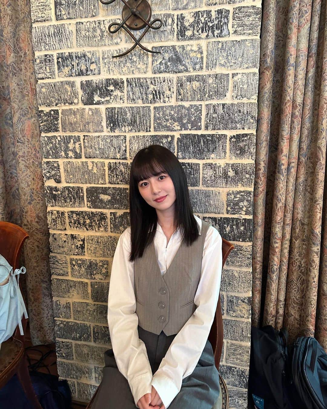 のインスタグラム：「皆さま、こんばんは。  #その結婚正気ですか？ Music Video オフショット②  今回はいつもと少し違うかっちりめな衣装で、背筋が伸びました‼︎ 撮影場所も衣装も、色味がお気に入りです☕️  皆さん、良い休日を…❕」