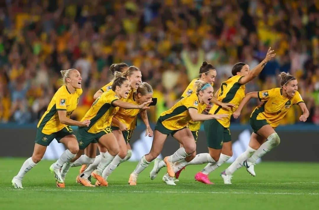 ティム・ケーヒルさんのインスタグラム写真 - (ティム・ケーヒルInstagram)「Proud to have watched our @matildas continue to create HISTORY 💚💛  Another full house with amazing support. Keep leading the way and inspiring the nation.」8月12日 19時44分 - tim_cahill