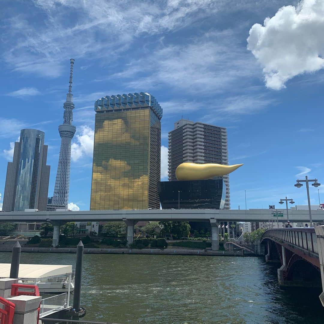 いかりさとみさんのインスタグラム写真 - (いかりさとみInstagram)「船で隅田川にかかる橋を見上げてきました！  帰って撮った写真を見返すと橋だらけで思わず苦笑いしてしまいました！  夏の暑い日に友人と、都会の喧騒を忘れるようなことしよう、と企画した隅田川クルーズ。初めてのクルーズだった友人にも、東京に住んでいる私にも同じように新しい発見があって楽しめました♪ 　 　 　 #隅田川クルーズ#橋 #浅草 #プチ船旅 #rivercruise #bridge #river #asakusa #tokyo」8月12日 19時44分 - satomi_ikari