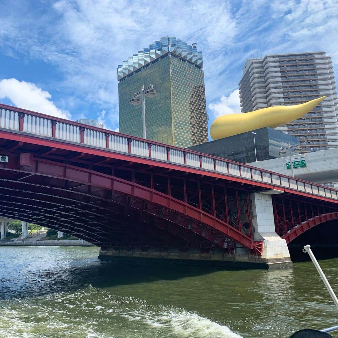 いかりさとみのインスタグラム：「船で隅田川にかかる橋を見上げてきました！  帰って撮った写真を見返すと橋だらけで思わず苦笑いしてしまいました！  夏の暑い日に友人と、都会の喧騒を忘れるようなことしよう、と企画した隅田川クルーズ。初めてのクルーズだった友人にも、東京に住んでいる私にも同じように新しい発見があって楽しめました♪ 　 　 　 #隅田川クルーズ#橋 #浅草 #プチ船旅 #rivercruise #bridge #river #asakusa #tokyo」