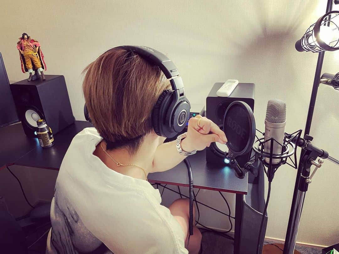 平野莉玖のインスタグラム：「家でもレコーディングできるようにプチスタジオにした😆  明日は渋谷ライブ楽しみだ〜‼️ 台風もそれていってくれてるみたいだしよかった😁  ライブ参戦の方は一緒に楽しもうね😎」