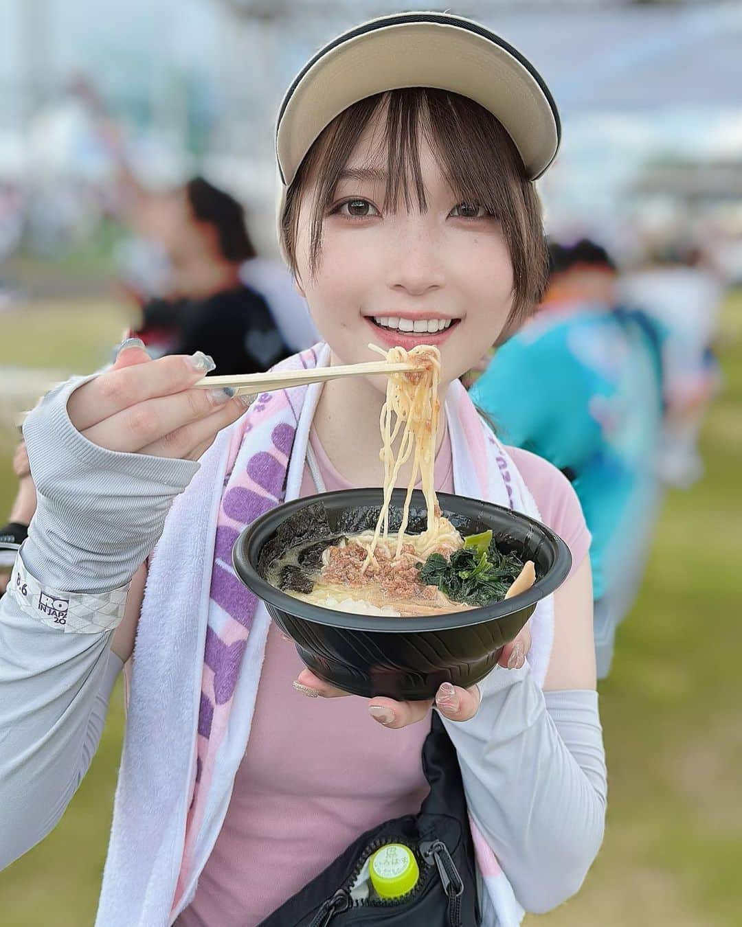 あまつ様のインスタグラム：「🍜 ⁡ ⁡ 彼女とフェスなうに使っていいよ🫶🏻 ⁡ ⁡ #あまつまりな #あまつ様 #私服」