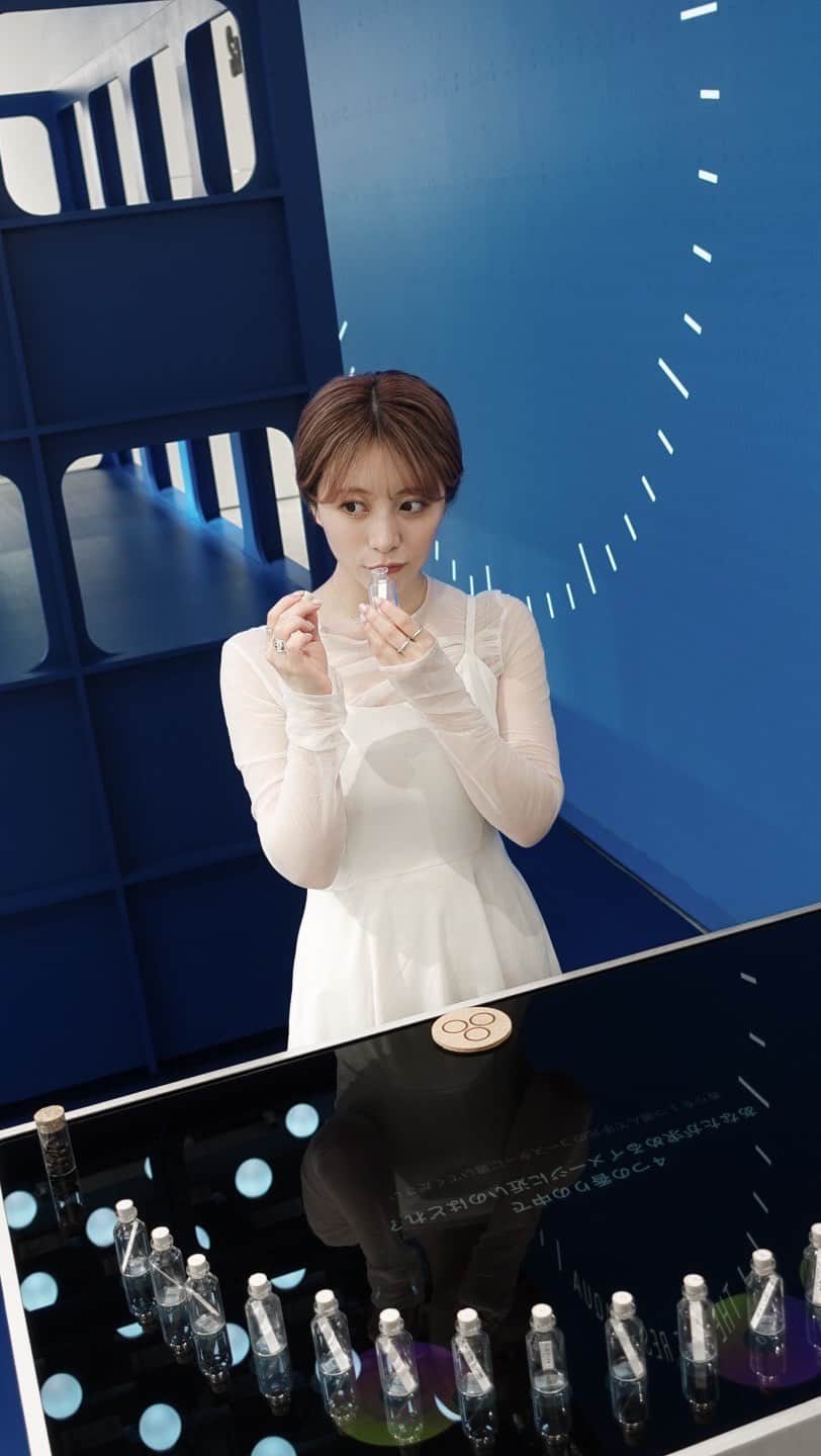 のインスタグラム：「資生堂ビューティ・スクエアに潜入してきました🥹💡  好きな香りと連想する言葉を選ぶとAIが今の気分を導いてくれる``KAORIUM´´を体験してきたよ💎  私だったら誕生日が近い友達に体験してもらって、その結果にあった香りやコスメをプレゼントしちゃうかもなあ🤣🕯️  ちなみに私は``秋の予感を感じる茜空´´だった😚🍂 ムスク系が気分みたい✨🕯️  今はコスメのお試しブースが、パーソナルカラーで分けられてて、本当に自分に合ったコスメが見極められそう🥹🥹  お店の方も、気軽に来てくださいって言ってたので私も原宿通ったら寄る🤭🩶  @cchannel_lemonsquare @beautysquare.tokyo  #lemonsquare🍋 #shiseido #資生堂ビューティスクエア #beautysquare」