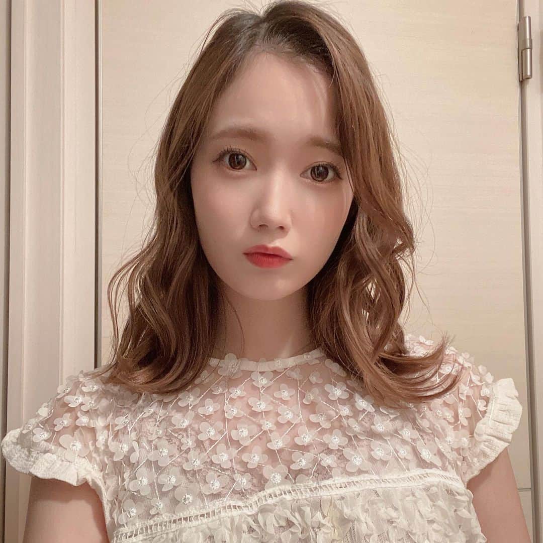 野田真実のインスタグラム：「． ． ． ． 前髪最近センター分けが多かったから 流すの新鮮⸝⋆⸝⋆ ． (アホ毛ちゃん達見逃して。笑) ． ．  #前髪 #流し前髪 #ヘア #ヘアアレンジ #ミディアムヘア」