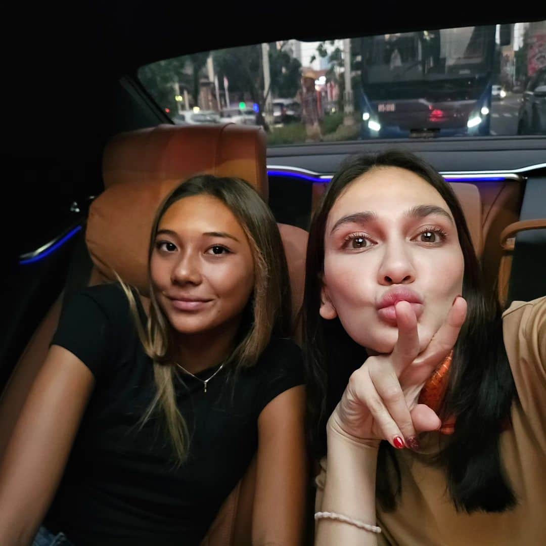 ルナ・マヤのインスタグラム：「Sabtu bersama @suri.jabrik 🤩」