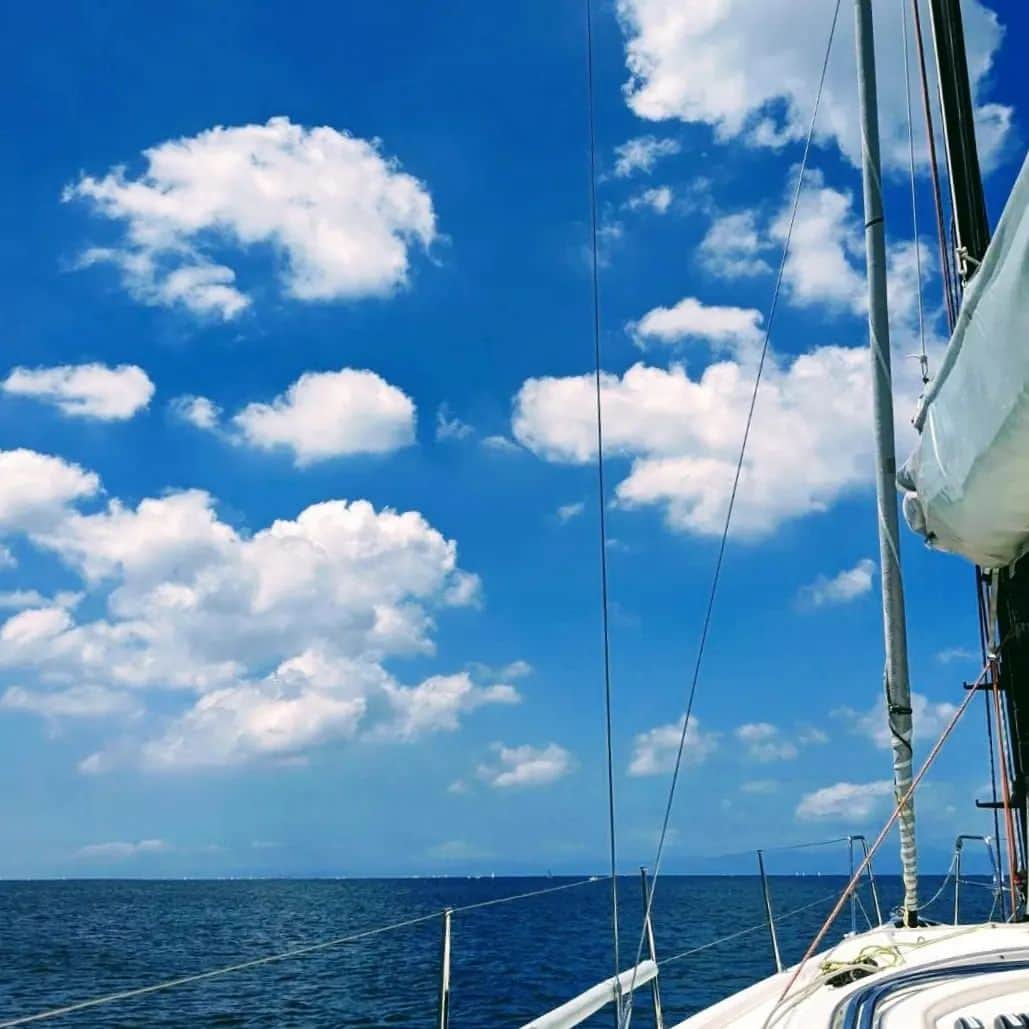 近藤淳子さんのインスタグラム写真 - (近藤淳子Instagram)「素敵なご夫婦にご縁いただき、家族でヨットセーリングに連れて行っていただきました。  地上は猛暑でも、海の上はあまりにも壮大で爽やかな異世界。  大自然の風に乗って どこまでも夢、みられそう。  船上Lunchでは、久しぶりに飲み過ぎました（笑）  ご一緒させていただいた人生の先輩方の、誠実でチャレンジングな生き方にも感化された山の日となりました。  #出逢いは財産 #人生は冒険 #葉山マリーナ」8月12日 19時51分 - kondo_junko_