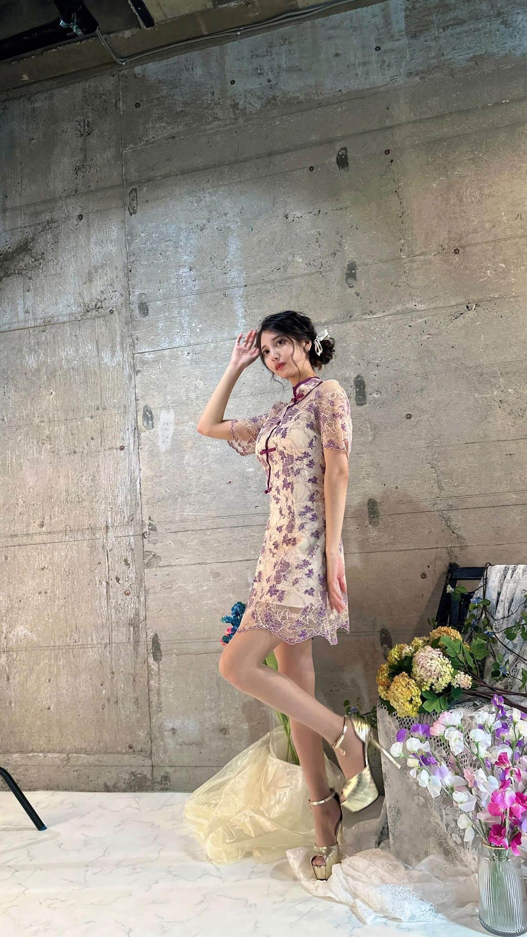 のインスタグラム：「ソブレドレス様の撮影風景♡ @sobre_dress  ・ ・ ヘアセットは @shiba_0401  ・ ・ ・ #キャバドレス #キャバ嬢 #名古屋 #錦」