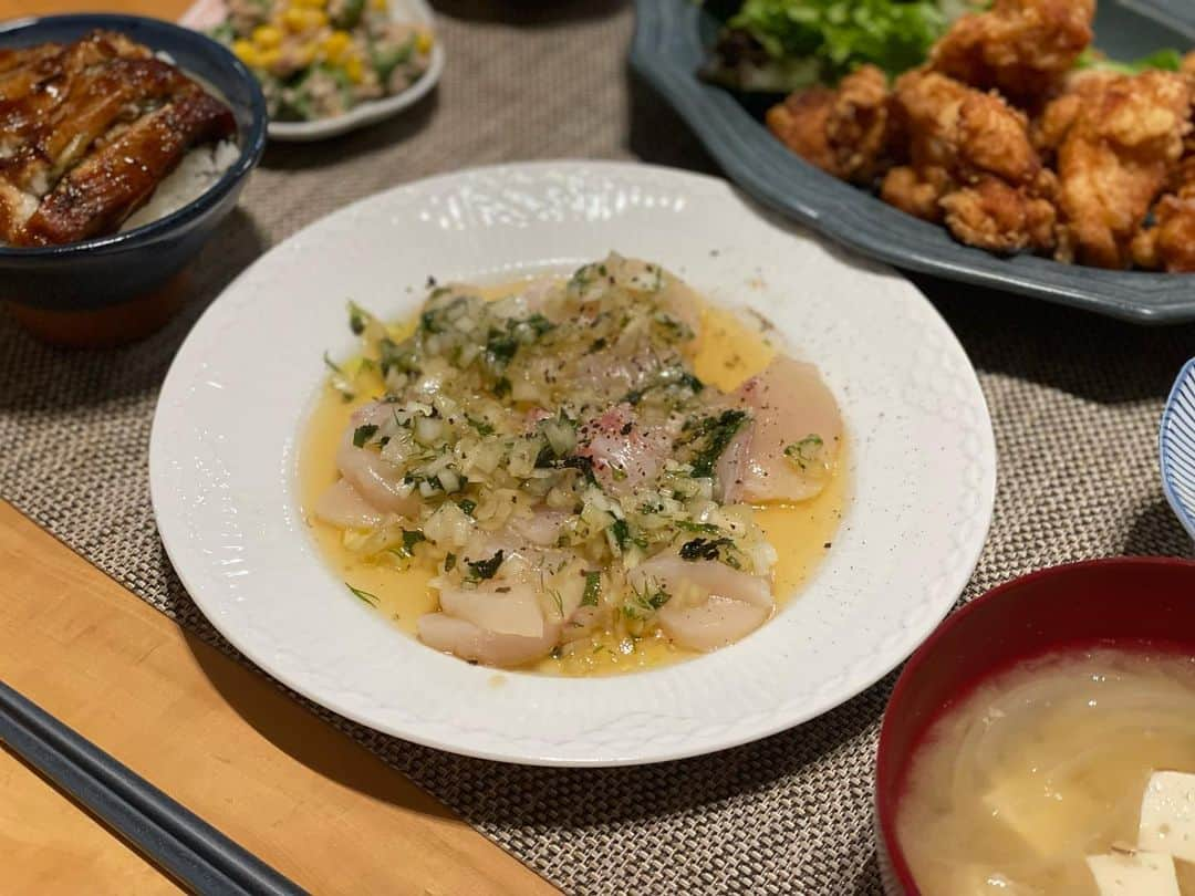 大戸千絵のインスタグラム：「ホタテと鯛のカルパッチョ。  先日の#アスリート飯    ディル、大葉、玉ねぎのみじん切り、美味酢（リンゴ酢とか好きなお酢で良い）、塩、胡椒、てんさい糖でつくったマリネ液で和えました。  ディルと大葉が意外にもマッチしておいしかった。  たっぷりの唐揚げは家族で食べました。  左上のウインナーも発色剤などの添加物は入ってないもので、粒マスタードを添えています。  #アスリート飯#アスリートフード#アス飯#アスリートフードマイスター」