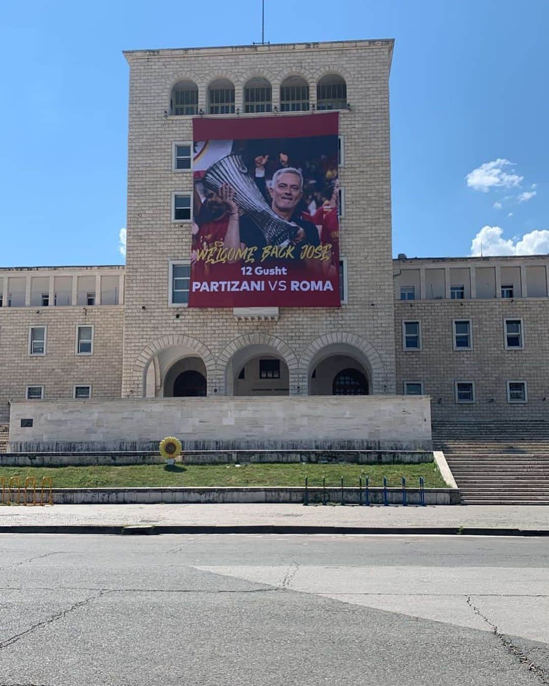 ジョゼ・モウリーニョのインスタグラム：「Thank you Tirana to welcome us again ,thank you @ediramaal to have us @officialasroma」