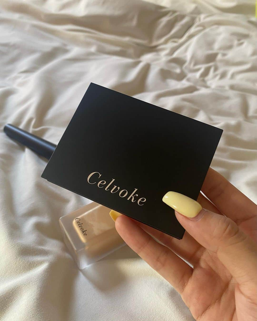 潘佳伊のインスタグラム：「@celvoke.jp のPOPUP購入品紹介🐰  ・ヴァティックアイパレットEX05 ゴールドとピンクの組み合わせ可愛すぎる🥹一軍になりそう！限定カラーらしい  ・スキンレゾネートリキッドファンデーション 200 美容液成分83%配合らしい！スキンケアの延長みたいな薄付きでしっとりツヤ肌系！  ・ファンデーションブラシA 手でファンデーションを塗り広げた後ブラシで馴染ませるとより密着してくれる🤝🏻  ・シームレスフェイスパレット 内容はコンシーラー3色とハイライト、チーク、下地！めちゃくちゃ多機能👏🏻  POPUPは8/9〜8/15まで池袋西武百貨店1階で開催されてるよ🌟  #celvoke #セルヴォーク #秋メイク #2023秋メイク #美容液ファンデ #潤光肌ファンデ #ベースメイク #アイシャドウパレット #イエベ秋メイク」