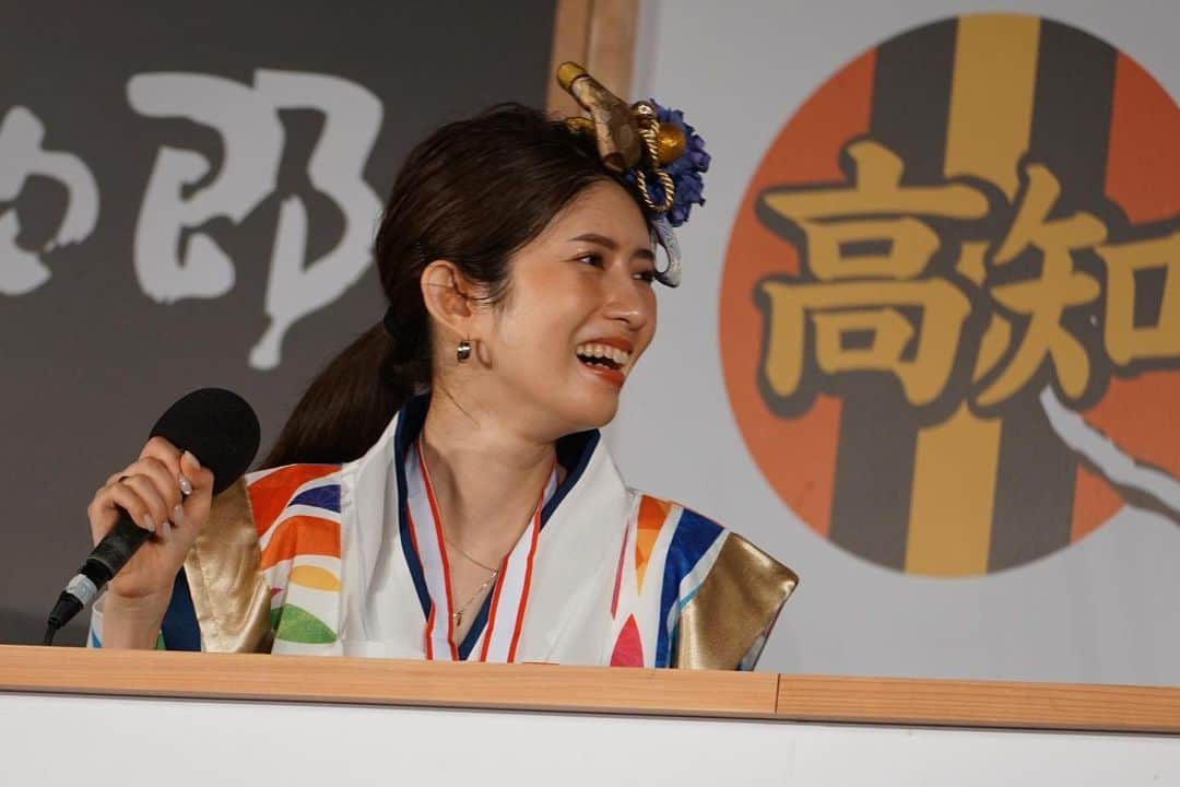 柳めぐみさんのインスタグラム写真 - (柳めぐみInstagram)「. . 2023高知よさこいを終え、バタバタと東京へ戻ってきました🗼  撮って頂いた写真がとても素敵だったので、Twitterからお願いして写真頂きました😆🫶（今はXか！まだ慣れんな😀）  私めっちゃ楽しそうに笑ってるやん😚  客観的な写真がなかなかないからとても嬉しい🥳✌︎  ライブの写真て、白目とか変顔とかありがちやけど、顔面綺麗に撮っていただけるの嬉しい！  女子はいつだって顔面が大事！！←  でもさぁ〜 腕にお弁当の輪ゴムつけてるのだけ勘弁してもらっていい？😀  ほんま私！！！！  素敵な写真ありがとうございました〜🥳🫶✨ . #腕の輪ゴムあるある #お弁当はとても美味しかった #魚のフライ最高だった #ライブ写真 #高知よさこい2023 #絆国際チーム」8月12日 20時00分 - yanameguchan