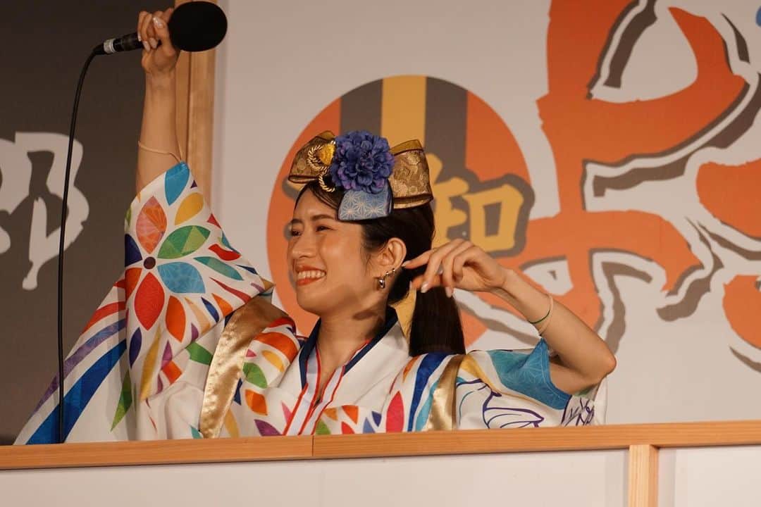 のインスタグラム：「. . 2023高知よさこいを終え、バタバタと東京へ戻ってきました🗼  撮って頂いた写真がとても素敵だったので、Twitterからお願いして写真頂きました😆🫶（今はXか！まだ慣れんな😀）  私めっちゃ楽しそうに笑ってるやん😚  客観的な写真がなかなかないからとても嬉しい🥳✌︎  ライブの写真て、白目とか変顔とかありがちやけど、顔面綺麗に撮っていただけるの嬉しい！  女子はいつだって顔面が大事！！←  でもさぁ〜 腕にお弁当の輪ゴムつけてるのだけ勘弁してもらっていい？😀  ほんま私！！！！  素敵な写真ありがとうございました〜🥳🫶✨ . #腕の輪ゴムあるある #お弁当はとても美味しかった #魚のフライ最高だった #ライブ写真 #高知よさこい2023 #絆国際チーム」
