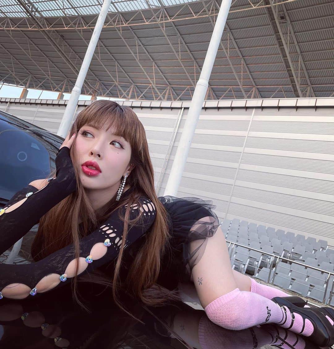ヒョナ のインスタグラム：「🫠🖤💖✨」
