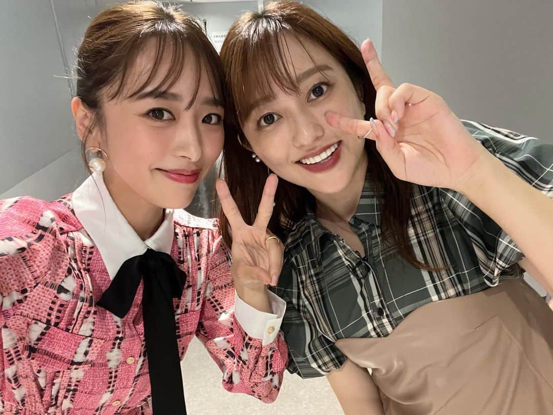 近藤千尋のインスタグラム：「友達に会えた❤️笑 また何の番組かは告知しまぁす😙📺 同世代で芸能界でママで 若い頃から仲良くしてくれる、 本当に気を遣わないでいい仲間は最高だ😂💗💗笑 いつもありがとう、 そして番組で共演すると 引っ張っていってくれる頼もしいあみみ❤️😂笑  明日は3時起き！寝ないと😍🩷  今日はちょっと違う雰囲気の衣装 どうかな？🥰💕」