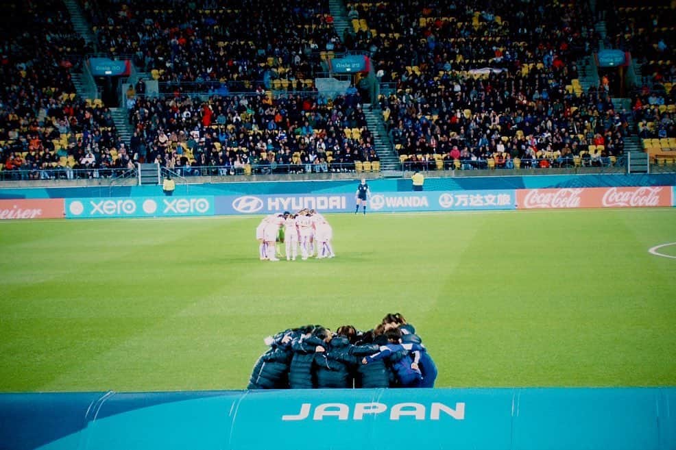 守屋都弥さんのインスタグラム写真 - (守屋都弥Instagram)「🇯🇵 最高に素晴らしい仲間と 共に戦えたことを誇らしく思います。  みんな本当にありがとう。  ここで味わった喜びや悔しさを無駄にせず 次へ繋げていきます。  応援してくださった皆様、この大会に関わってくださった 関係者の皆様本当にありがとうございました。  ©︎JFA #worldcup  #nadeshiko  #japan  #19  #守屋都弥  #ありがとうございました」8月12日 20時04分 - miyabimoriya__