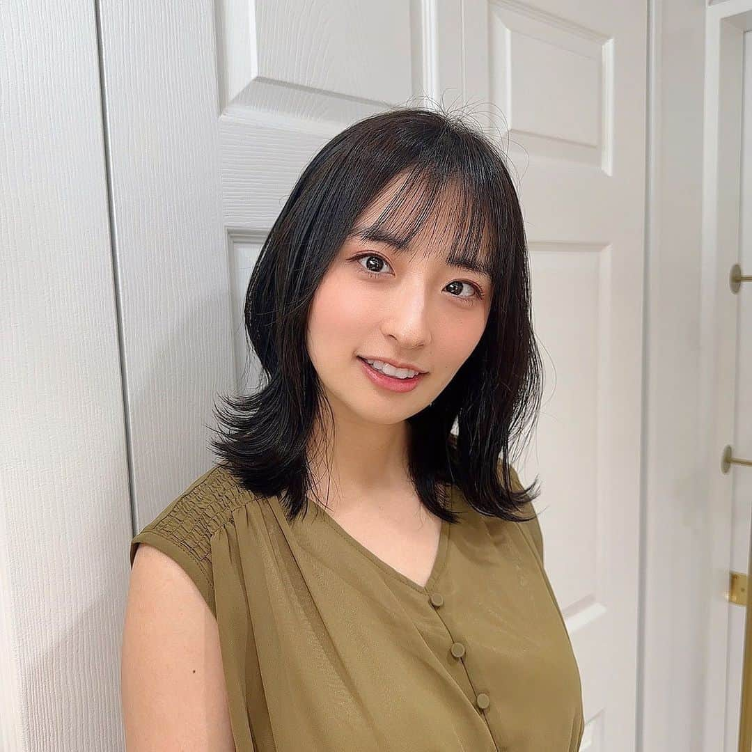 井口眞緒のインスタグラム：「8月に入ってからは、下痢になったり、高熱が出たりで 夜間も昼間も何回も病院に行って ひたすら💩と向き合ってました😆  今は💩の回数も少し減ってきて お尻のかぶれもかなり良くなってきたので一安心🥹 なのですが、念のためお尻拭きは使わず 毎回シャワーで流してます 我ながらすごく偉い👏 (霧吹きがいいとかアドバイスもらったんだけど、 私が不器用すぎて霧吹き使ったら 周りが💩だらけになるので結局シャワー派😅)  こまちゃんと娘の距離もだんだん縮まってきて 気づいたら近くにいる時が多くなってきました🐱👶　 ちっちゃい2人の絡みがたまらなく可愛くて癒しです♡  そんな中で、最近は土日の片っ端の午前中には パパに娘を預けて自分時間を満喫してます  お留守番から帰ってくると、 パパと娘の絆が深まってるので やっぱり2人きっきりの時間が すごく大切なんだと実感しました パパも懐かれてなくて悲しんでたんだけど 2人のお留守番の時間を作ってからは 少し懐かれてきてすごく嬉しそうです🤣 うちのパパって小学生みたいにすごく単純なんですよね笑  そして私も美容室 @tenhouo と 美容鍼 @quinbelle_omotesando に行けて大満足  最近ダイエットも順調で49キロになって ふと鏡に映る自分の見た目が良くなると なんかとても気分が良くなるので やっぱり見た目を気遣うことはすごく大切だと改めて実感  夫にも、まおちゃん加工したみたいに顔が小さくなってる！ って褒められて嬉しい😂笑 褒め方独特だけど笑  土日のパパとのお留守番とママの1人時間は パパにとってもママにとっても大切な時間だと思いました  これからも続けます♡  #井口眞緒 #女の子ママ #新米ママ #7ヶ月ベビー #女の子ベビー #猫と赤ちゃん」