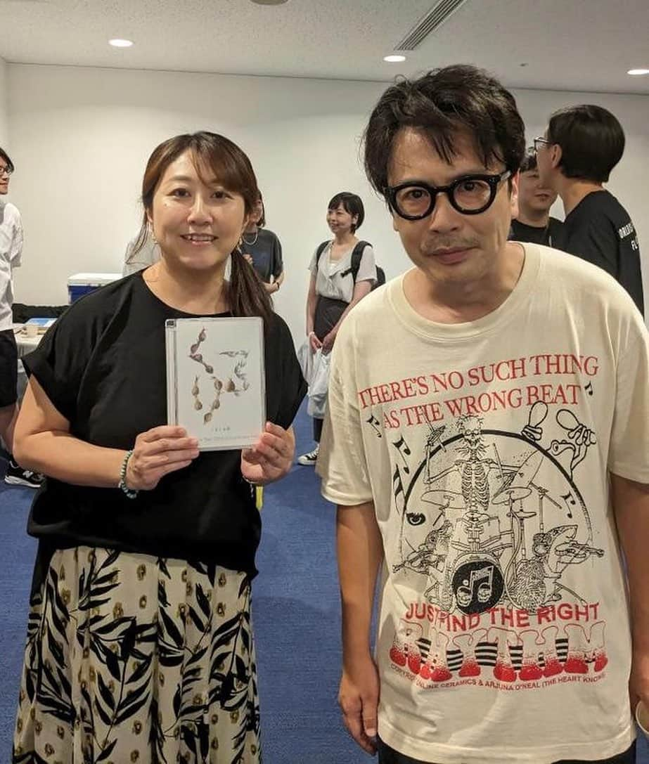 堀井亜生さんのインスタグラム写真 - (堀井亜生Instagram)「先日、中野信子先生とくるりのライブに行きました。  中野先生の取り計らいで岸田さんともお話しできて最高な夜でした。  気がつけば25年は聞いてることに気がつきました。私の年齢‼️ 2004年に参戦した武道館ライブのDVD持参して。  中野先生ありがとう。 岸田さんありがとう。 くるり最高。」8月12日 20時08分 - aoi_horii