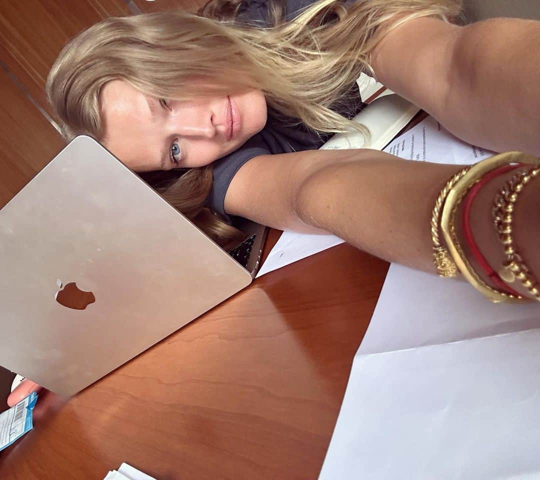 トニ・ガーンのインスタグラム：「Feels like “happy” new year over here.. office and cleanup days most of August for moi. Big shout out to the shit Berlin weather for making it actually quite easy  @super_fleamarket @tonigarrnfoundation」