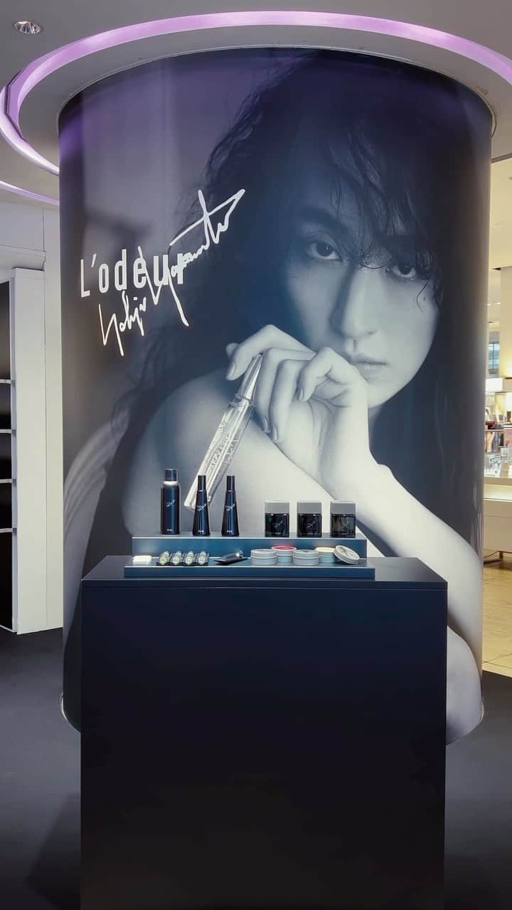 シシド・カフカのインスタグラム：「. . “香水嫌い”のデザイナーが手掛ける“香り” 「L’odeur Yohji Yamamoto」 . 渋谷の西武A館にて ポップアップストア開催中です . . 絶妙な良い香りたち . . お近くに行かれた際は是非覗いてみて下さいね . . @yohjiyamamotoinc  #ヨウジヤマモト」