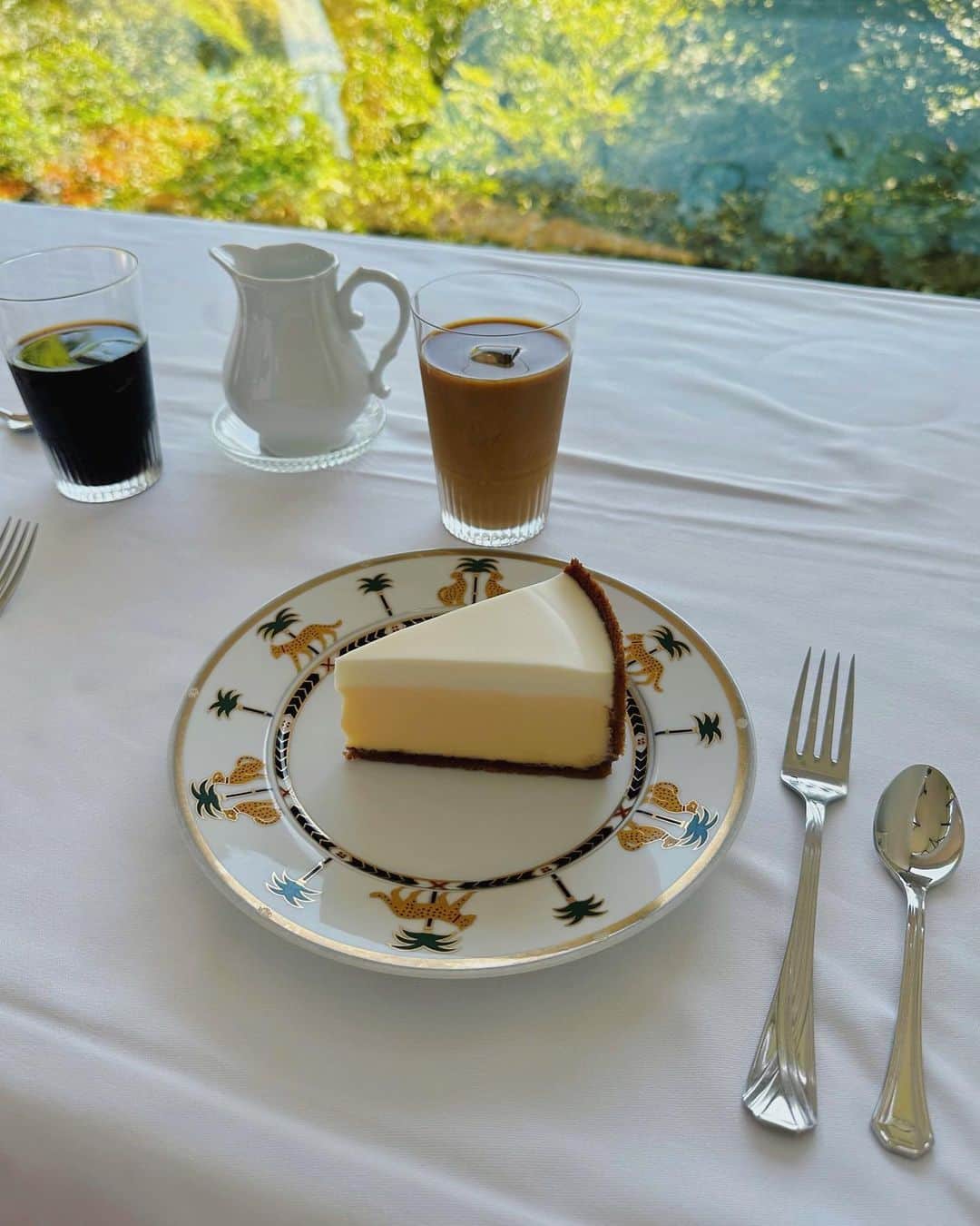 ティファニー春香さんのインスタグラム写真 - (ティファニー春香Instagram)「.  友人と鎌倉を満喫した１日🌳  お目当ては 日本一高級なチーズケーキ🫢✨  こんななめらかなチーズケーキ 食べたことない、、  シナモン風味のビスケットの土台と 上層のサワークリームがアクセントになっていて とっても美味しかったな..🤎🧀☕️  鎌倉の緑豊かな景色やレトロな雰囲気を 存分に楽しみました😌✨✨  #鎌倉 #鎌倉カフェ #チーズケーキ」8月12日 20時10分 - tiffanyharuka
