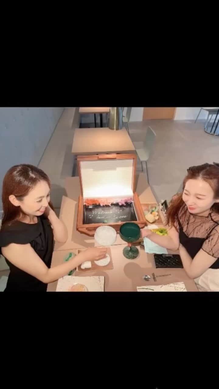澤野井香里のインスタグラム：「久しぶりの#ryunohige 🍽️✨ いつもストーリー仕立てで、テーマが楽しみ🤭  今回は『京都の晩夏を巡る食体験』🎐  スーツケース🧳を開けて旅の支度をしてから、最後までワクワクが止まらない💕  楽しくて、美味しくて、住んでいる京都の魅力を再認識できた幸せなひととき✨  舞ちゃんと会えなかった1年分を埋める弾丸トークも止まらない😆  前菜🔹夏に煌めく白砂青松の実🏝️　 　　　　砂浜に届くryu no hige メッセージ 　　　　〜帆立と夏野菜のマンゴームース🥭　汲み上げ湯葉〜  お造り🔹清流が流れる『清滝』🌊 　　　　　空也の滝より注ぐ清らかな水脈 　　　　　文豪を魅了する渡猿橋の情景 　　　　　〜本日のお造り2種〜  八寸🔹嵐山の『竹林🎋の小怪』 　　　　夏空を覆う竹林の木陰　爽やかな風の音色に涼を求めて…  サラダ🔹世界遺産『金閣寺』 　　　　世界遺産に照らされ鏡湖池に映る舎利殿黄金の金閣と真紅の百日紅の競演 　　　　〜サーモンと夏野菜のサラダ🥗　梅肉ソース〜  蒸し物🔹下鴨神社⛩️境内の『糺の森』 　　　　　紀元前より生き続ける太鼓の自然🌳 　　　　　神の森に満ち溢れる草木の癒し 　　　　　〜鴨の生姜蒸し〜  強肴🔹京の奥座敷『貴船川』 　　　　川床で涼む粋な大人の過ごし方　美しい水面の煌めきと芽生える緑葉🍃 　　　　〜天使のエビ🦐　白身魚　白味噌ソース〜  デザート🔹嵯峨野の『広沢池』 　　　　　　幽玄な光を放つ神秘な夕焼け☀️ 紅に染まる夢幻泡影な刻 　　　　　　〜マンゴーのガナッシュ　オレンジアイス🍊　金魚の練り切り〜  #ks_23✨ #ks_kyoto✨ #京都 #烏丸 #京都ホテル #京都ランチ #京都散策 #京都巡り #京都好き #食べすたぐらむ #グルメ女子 #kyoto #lunch #ryunohige」