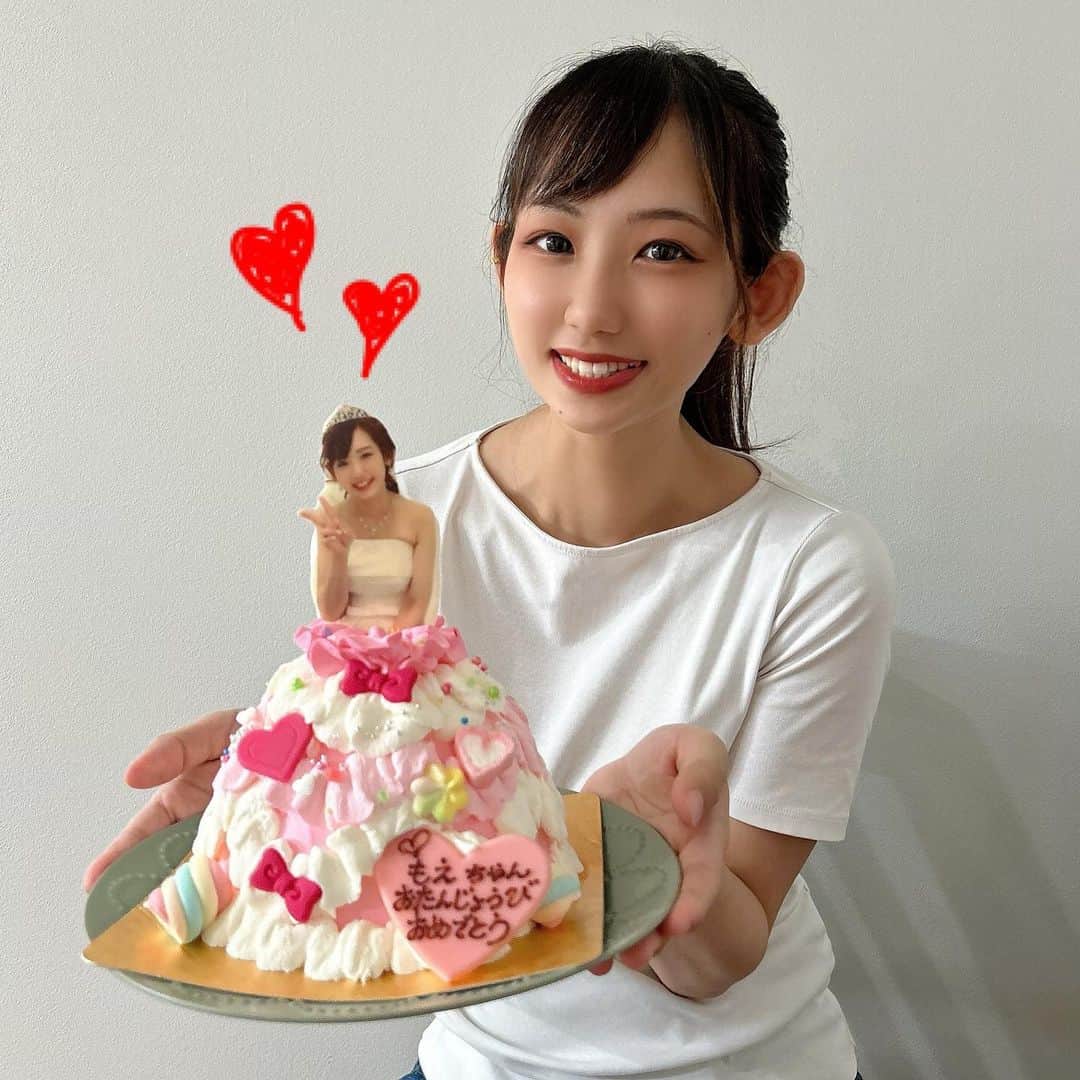 Moeのインスタグラム：「. こんなケーキもいただきました🤩 ケーキに自分がいるのは かなり照れるけど（笑） ドレス部分が可愛い😍 . 甘々な味と思ったけど スポンジはふわっふわで ほどよい甘さでパクパク 食べられちゃう🥰 . 女の子は喜びそう🤩 . . #誕生日 #ケーキ #ドレスケーキ #誕生日ケーキ #バースデープレート  #プリンセスケーキ #堺市スイーツ」