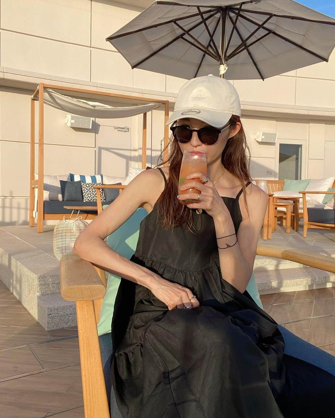 rittann48さんのインスタグラム写真 - (rittann48Instagram)「🌉sunset bar🍹  できたばかりの @hiltonmiyakoisland  屋上にある『ユナイ』  18時からopenするルーフトップバー🍸 アルコール、ノンアルコール、ソフトドリンク 色々あるから💯  なによりここから見るsunsetが👍 のんびりドリンク飲みながら ボーッと夕日を見て過ごす贅沢な時間🕚  _________________________________ 📍宮古島市平良久貝550-7 屋上 🕚18:00〜23:00(L.O.22:00)  ヒルトン宿泊していなくても大丈夫👌 _________________________________  #宮古島 #サンセット #夕日  #ヒルトン沖縄宮古島リゾート #ユナイ　 #伊良部島 #池間島 #来間島 #沖縄 #離島  #宮古島旅行 #沖縄旅行 #島旅  #旅行好きな人と繋がりたい  #写真好きな人と繋がりたい  #irabujima #miyakojima #kurimajima  #miyakoisland #ikemajima  #okinawa #japan #japantravel  #sunset #photography  #photooftheday #phototravel  #일본 #미야코지마 #여행」8月12日 20時16分 - rittann__8775