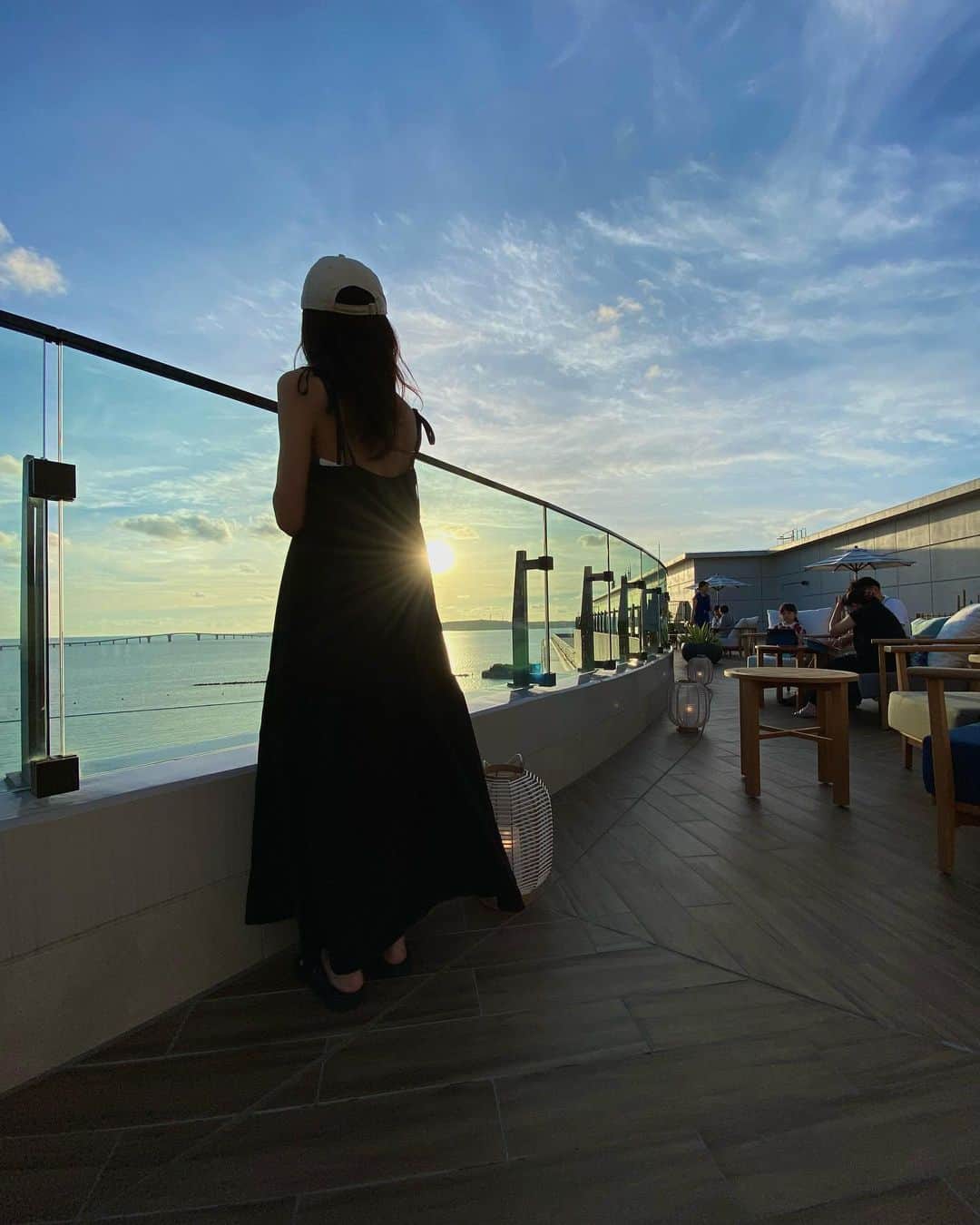 rittann48さんのインスタグラム写真 - (rittann48Instagram)「🌉sunset bar🍹  できたばかりの @hiltonmiyakoisland  屋上にある『ユナイ』  18時からopenするルーフトップバー🍸 アルコール、ノンアルコール、ソフトドリンク 色々あるから💯  なによりここから見るsunsetが👍 のんびりドリンク飲みながら ボーッと夕日を見て過ごす贅沢な時間🕚  _________________________________ 📍宮古島市平良久貝550-7 屋上 🕚18:00〜23:00(L.O.22:00)  ヒルトン宿泊していなくても大丈夫👌 _________________________________  #宮古島 #サンセット #夕日  #ヒルトン沖縄宮古島リゾート #ユナイ　 #伊良部島 #池間島 #来間島 #沖縄 #離島  #宮古島旅行 #沖縄旅行 #島旅  #旅行好きな人と繋がりたい  #写真好きな人と繋がりたい  #irabujima #miyakojima #kurimajima  #miyakoisland #ikemajima  #okinawa #japan #japantravel  #sunset #photography  #photooftheday #phototravel  #일본 #미야코지마 #여행」8月12日 20時16分 - rittann__8775