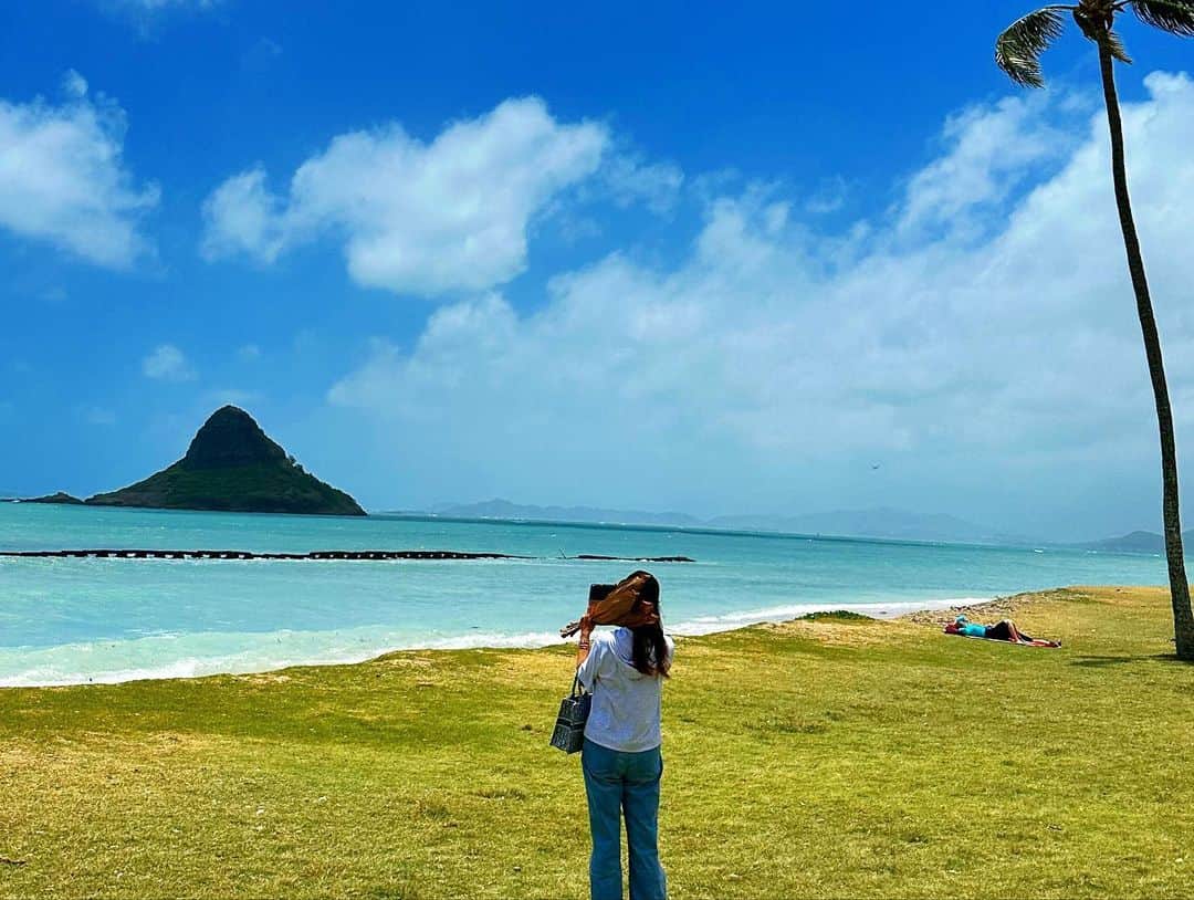 佐伯三貴のインスタグラム：「三貴の夏休み🌻in Hawaii🌺  とても良い時間を過ごせました😊  どうしても忙しいと考えることがnegativeだったり、余裕がなかったりで寝てもなんかスッキリしない日々を送ってたけど、Hawaiiは本当ヒーリングできる最高の場所🥰  パワースポット行ってお礼のお祈りをしてパワーチャージさせてもらいました🌈🌈🌈  ハワイの知り合いの方にも沢山お世話になり1人旅だったけどまたすぐ来たい🥺  将来はこっちに住みたいな🌺  さて、日本に帰ったらみんなにHappy powerをお裾分けしながらお仕事頑張ります🥰  今回もホアカレイカントリークラブには大変お世話になりました❣️  My summer vacation is over🌺 It was a great time😌 I will recharge my power at the power spot and go back to Japan and work hard🤩 Thank you to many friends😊  Aloha nui loa🌺  #三貴の夏休み 🌻」