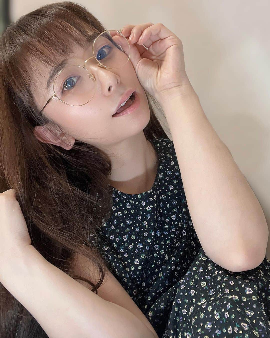 笹倉杏のインスタグラム：「メガネ数欲しくなったw  #緒川はる #笹倉杏 #av女優」