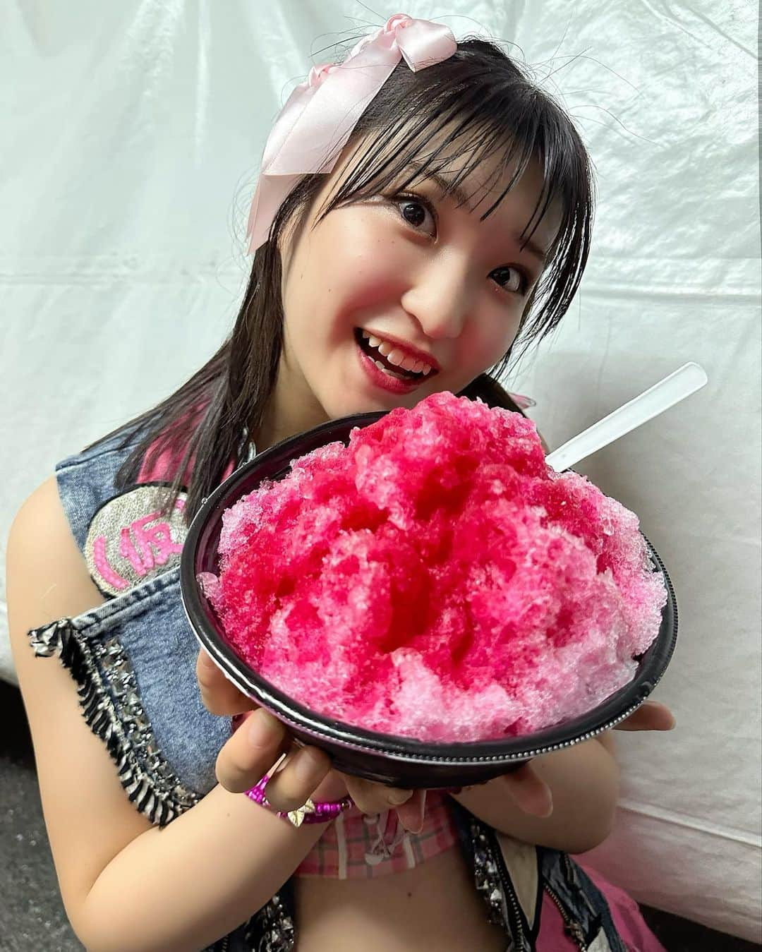 住田悠華のインスタグラム：「いちごのかき氷ー🍓  (株)誠也製鉄所さんからいただきました🤤 メンバーカラ－のかき氷を全員にくださって私は、あ－ちゃんの赤色です❤️  美味しかった～🫶  #東京渋谷ポップシティ #渋サマ  アプガを見てくださった皆さんありがとうございました🥺💗  初めましての方も沢山で嬉しかったです☺️🤍  またどこかでお会いできますように🫶  #かき氷 #いちご #夏 #summer #idol #アイドル #ライブ #japanese #代々木公園 #18 #05 #衣装 #アプガ #アップアップガールズ仮 #住田悠華」