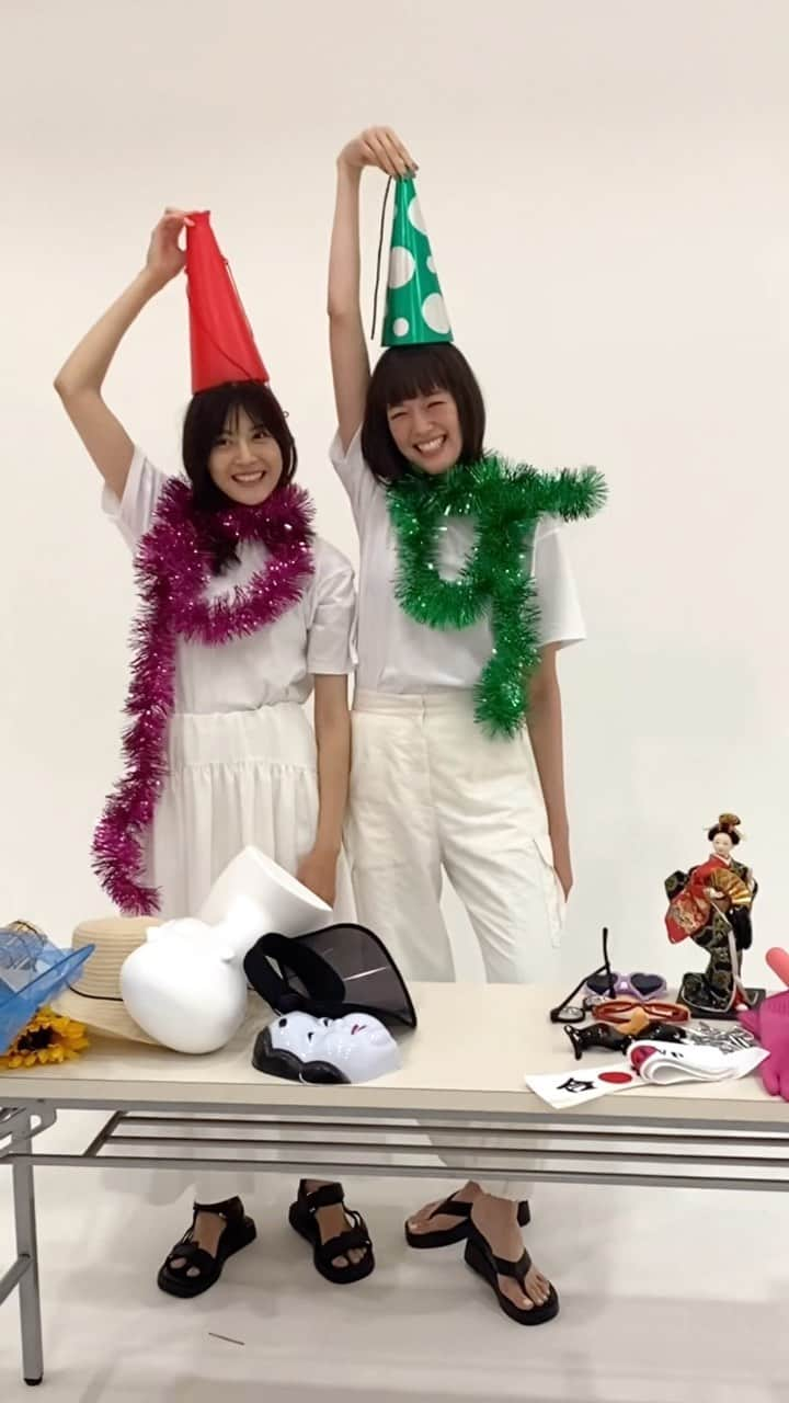 MOREのインスタグラム：「【MORE9・10月合併号オフショット】 佐藤ありさ＆佐藤栞里からなる MOREだけのユニット“佐藤姉妹”の 眼福オフショット第3弾❤️  7年前にやっていた企画を再現した 「世にもおバカな6番勝負リターンズ！」✨  撮影中もハッピーで溢れていました❣️  #MORE #moremagjp #佐藤ありさ #佐藤栞里 #しーちゃん #佐藤姉妹 #オフショット」