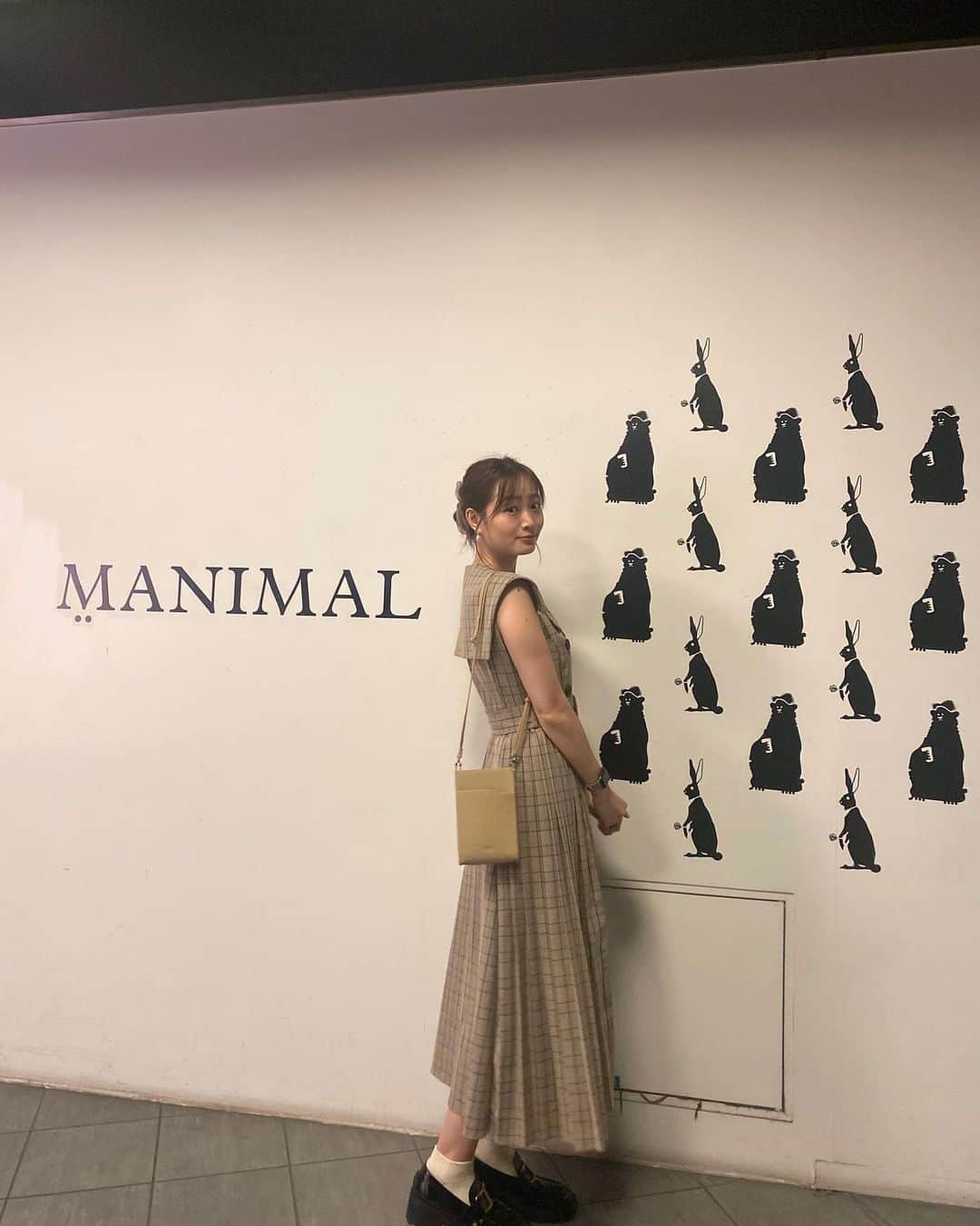 のインスタグラム：「おばあちゃんのおうちに着きました。  お仕事の都合もあり、親戚が集まっているタイミングで遊びに来られるのはとっても久しぶりなの🥰 早速みんなでワイワイしてます、賑やか〜  dress : #noela  shoes : #tods bag : #sonne」