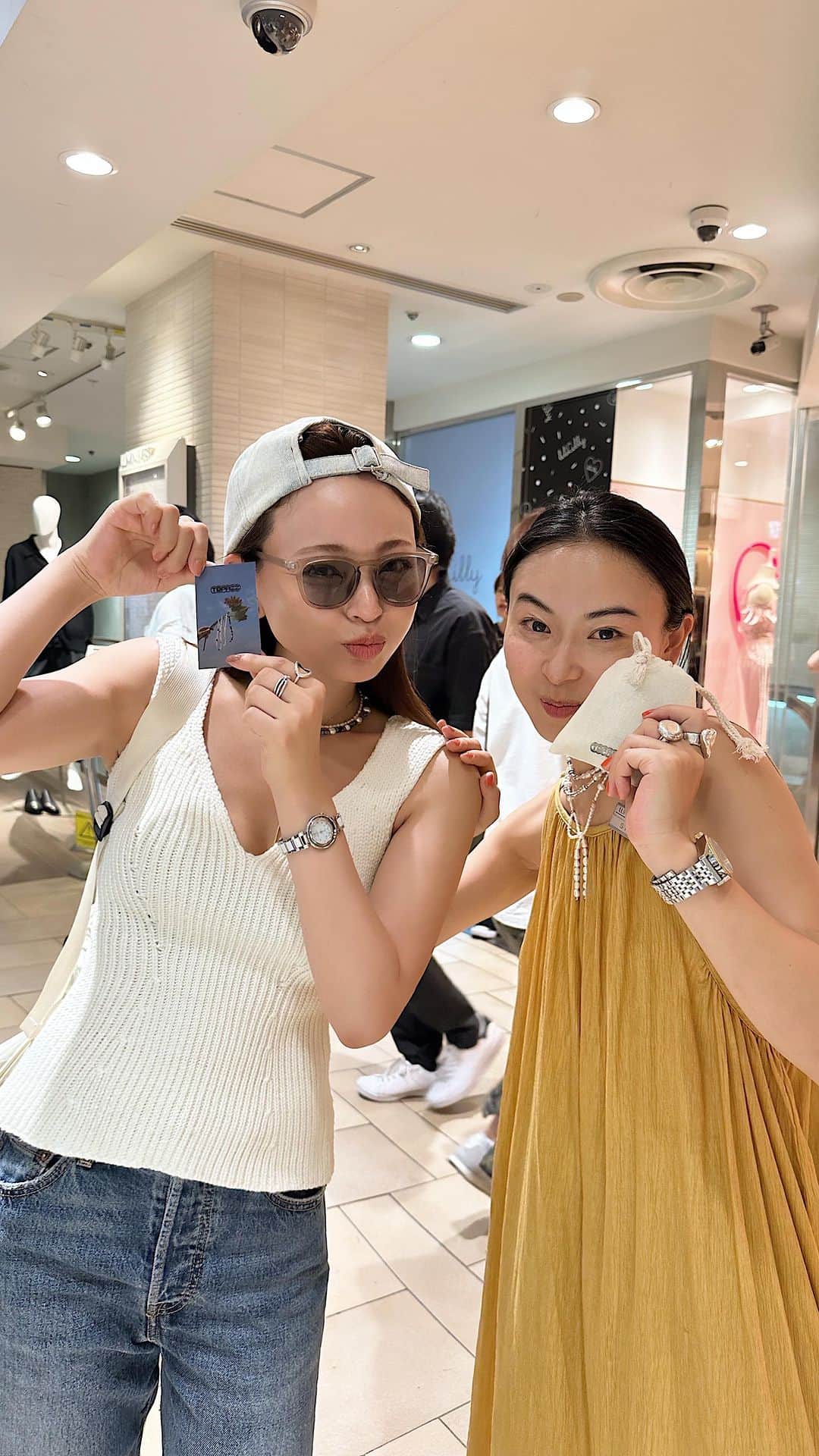 Yuuki mimuraのインスタグラム：「🌞🕶️🎨☁️  . 夏の日差しの中、タンクトップに ついつい合わせたくなっちゃう @topazz.topazz のビーズのアクセサリー🤍  @gosakicchi ちゃんが一生懸命作ってます🪡 本当にどれも可愛くて付けてると 『どこの？かわいいね』って言われることが多くて おすすめしてる💐  ただいま @lumine_est 1階でPOPUP開催中🤍“ 絶対自分好みのアクセサリーがあるから 行ってみて💨💨💨  たくさん付けるね🤍🫶🏽🌞  ありがとう💬“  #ハンドメイド#ハンドメイドアクセサリー #アクセサリー#ビーズ#ビーズアクセサリー #シルバー#シルバー925#silver925 #POPUP#期間限定#topazz #新宿#新宿ルミネ#ルミネ#ルミネエスト」