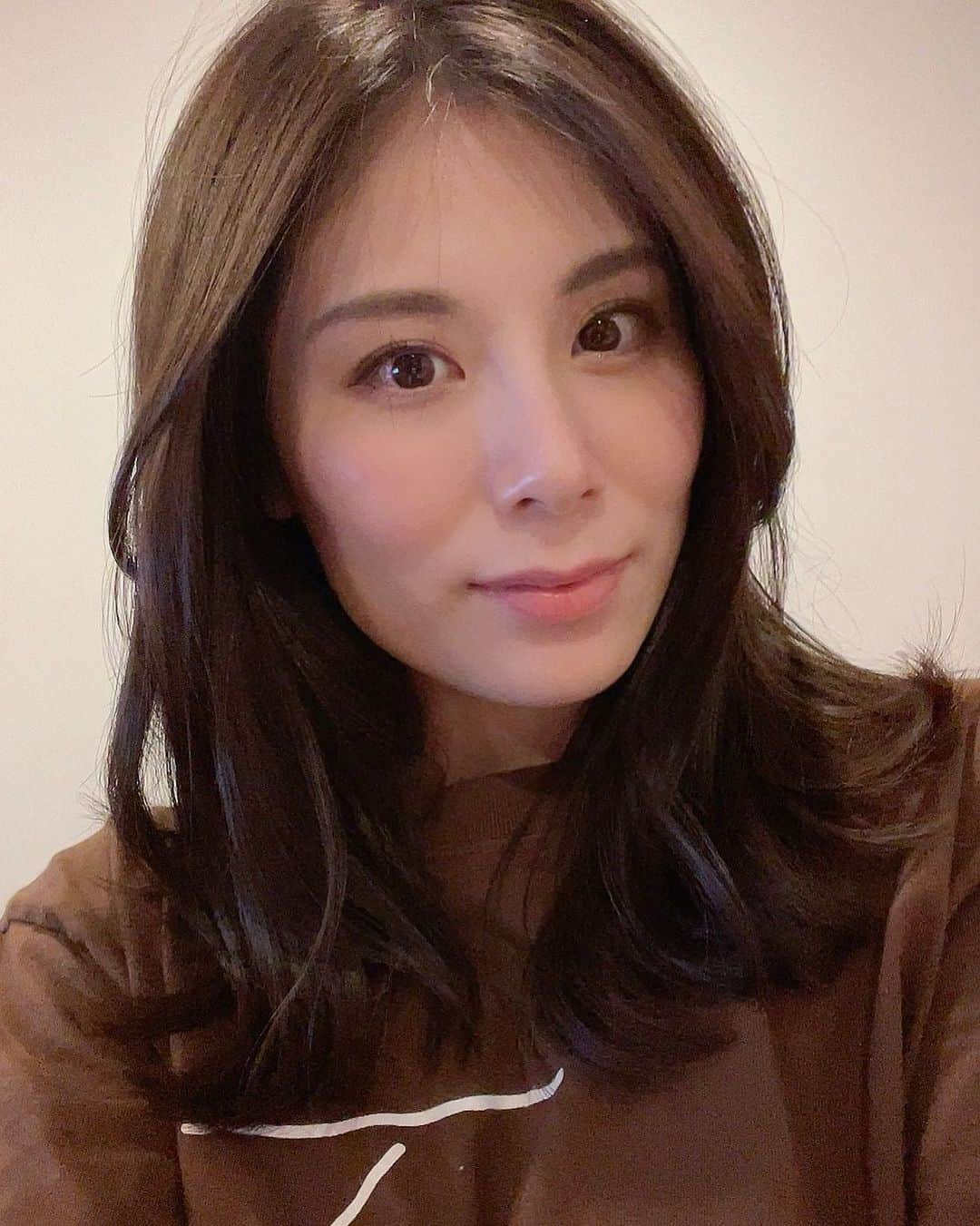 ゆりあさんのインスタグラム写真 - (ゆりあInstagram)「急に思い立って、髪切りました✂︎  10〜15cmくらい？ 結んでも短いの嬉しい☺️  どうせまたすぐ伸びちゃうけど しばらくセミロング楽しみます♪  ジブリの 「君たちはどう生きるか」 鑑賞しましたが理解力の乏しい私には しばらく世界観が理解不能でした。  解説を読んで なるほどね〜 と楽しめたので良し。 米津玄師の地球儀にハマりそう。  最近は高校野球もめちゃくちゃ楽しいし 一幸舎のラーメンデビューもしたし 今日も良い一日でした🌈  .  .  #イメチェン #髪切った #セミロング #ミディアムヘア #韓国ヘア #くびれヘア #センターパート #センター分け #前髪なし」8月12日 20時25分 - yuria___u